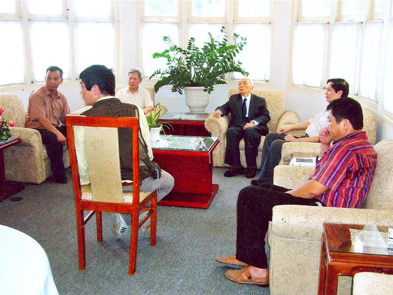 Đại tướng Võ Nguyên Giáp trao đổi với đoàn tìm kiếm một phần hài cốt của Liệt sỹ Phùng Chí Kiên