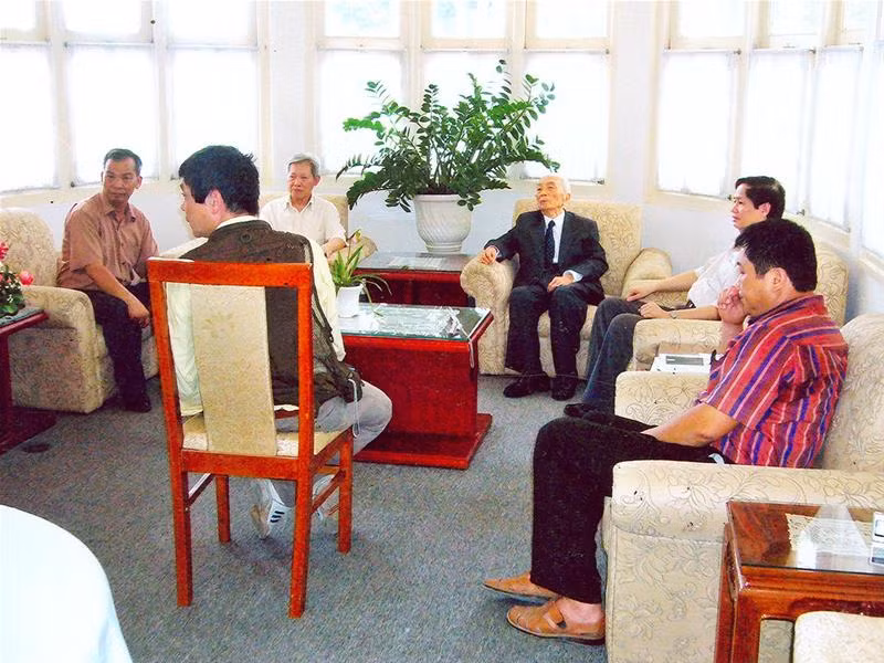 Đại tướng Võ Nguyên Giáp trao đổi với đoàn tìm kiếm một phần hài cốt của Liệt sỹ Phùng Chí Kiên