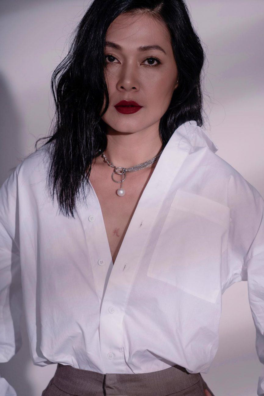 Đinh Y Nhung là cô gái dân tộc H'Rê thành công trong lĩnh vực diễn xuất. Những bộ phim mang lại tên tuổi cho Đinh Y Nhung như: Nữ bác sĩ, Ngã rẽ, Xóm gà, Đường Hồ Chí Minh trên biển…Đặc biệt là vai Lụa trong phim "Lấy chồng người ta" do chồng cô - đạo diễn Lưu Huỳnh, thì cô thật sự đã tạo được sức hút trong lối diễn xuất của mình. Cô từng được đề cử Giải Mai Vàng cho Nữ diễn viên phim truyền hình và đoạt giải Cánh Diều Vàng Việt Nam cho Nữ diễn viên chính xuất sắc nhất - Phim điện ảnh.