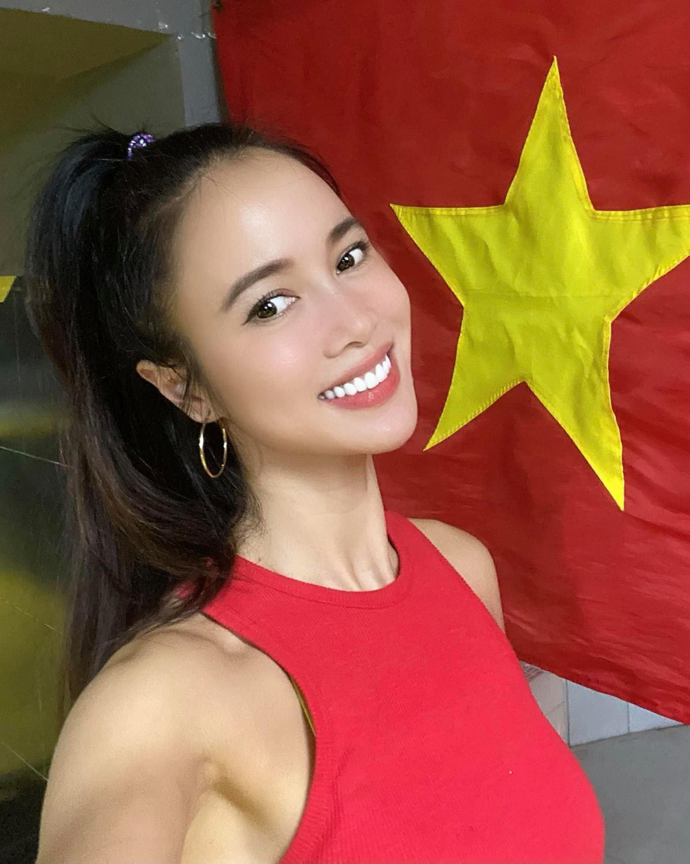 Người đẹp Áo dài HHVN 2012 Vũ Ngọc Anh kêu gọi cộng đồng mạng ủng hộ thiết bị y tế, nhu yếu phẩm cho đội ngũ y bác sĩ tuyến đầu chống dịch.