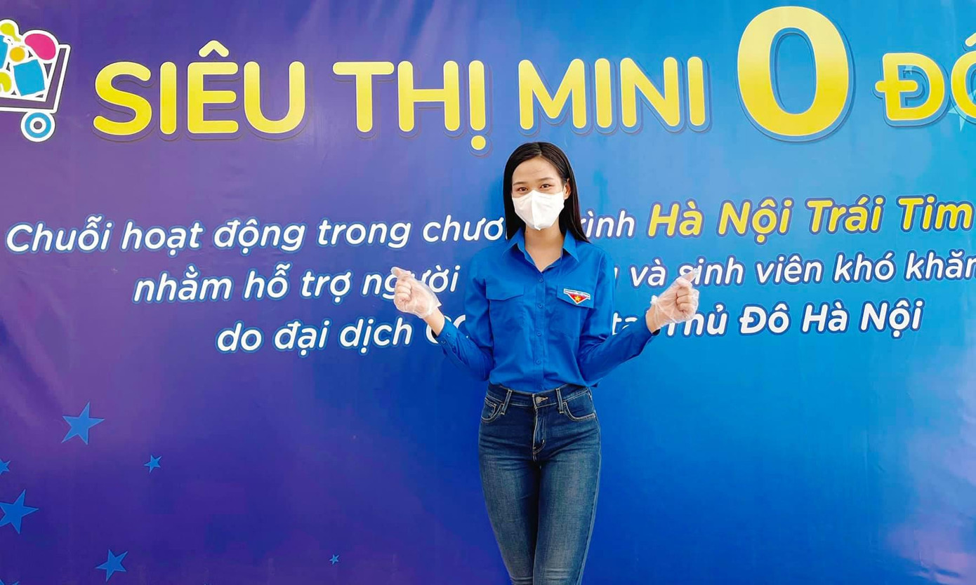 Hoa hậu Đỗ Thị Hà mặc áo xanh tình nguyện, hỗ trợ người nghèo tại 'Siêu thị 0 đồng'. Hoa hậu Đỗ Thị Hà mặc áo xanh tình nguyện, hỗ trợ người nghèo tại 'Siêu thị 0 đồng'.
