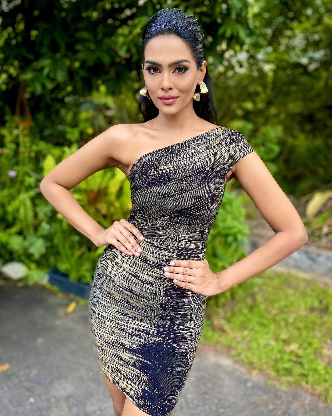 Người đẹp mong muốn một ngày nào đó sẽ mở công ty kiến trúc của riêng mình. Người đẹp mong muốn một ngày nào đó sẽ mở công ty kiến trúc của riêng mình.