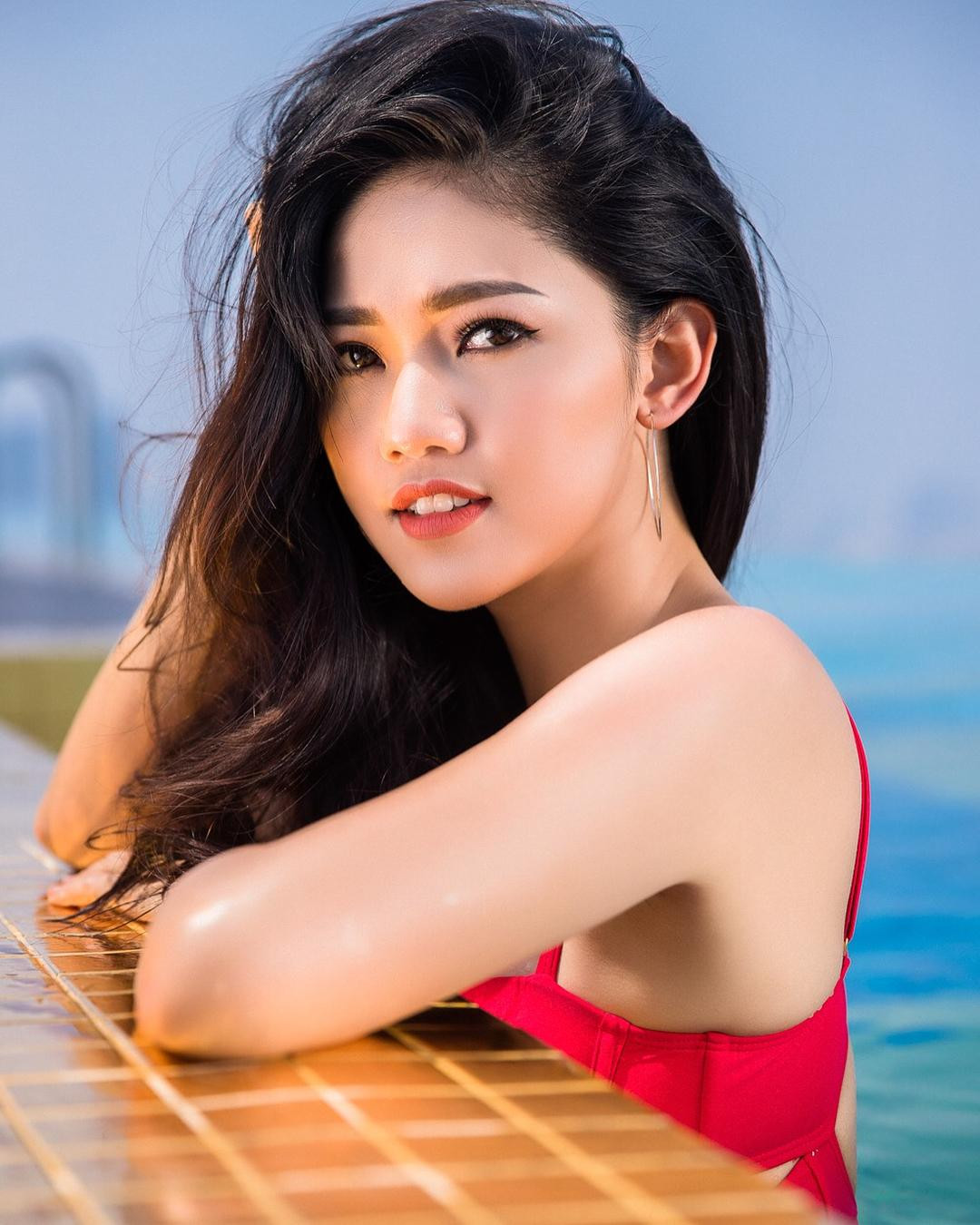 Á hậu Thanh Tú sinh năm 1994, từng tốt nghiệp Học viện Ngoại giao. Tại thời điểm dự thi Hoa hậu Việt Nam 2016, cô gây chú ý không chỉ vì chiều cao 'khủng' nhất trong dàn thí sinh mà còn ở học vấn ấn tượng. Cô có thể sử dụng thành thạo tiếng Anh và có thể giao tiếp cả bằng tiếng Pháp, tiếng Nhật.