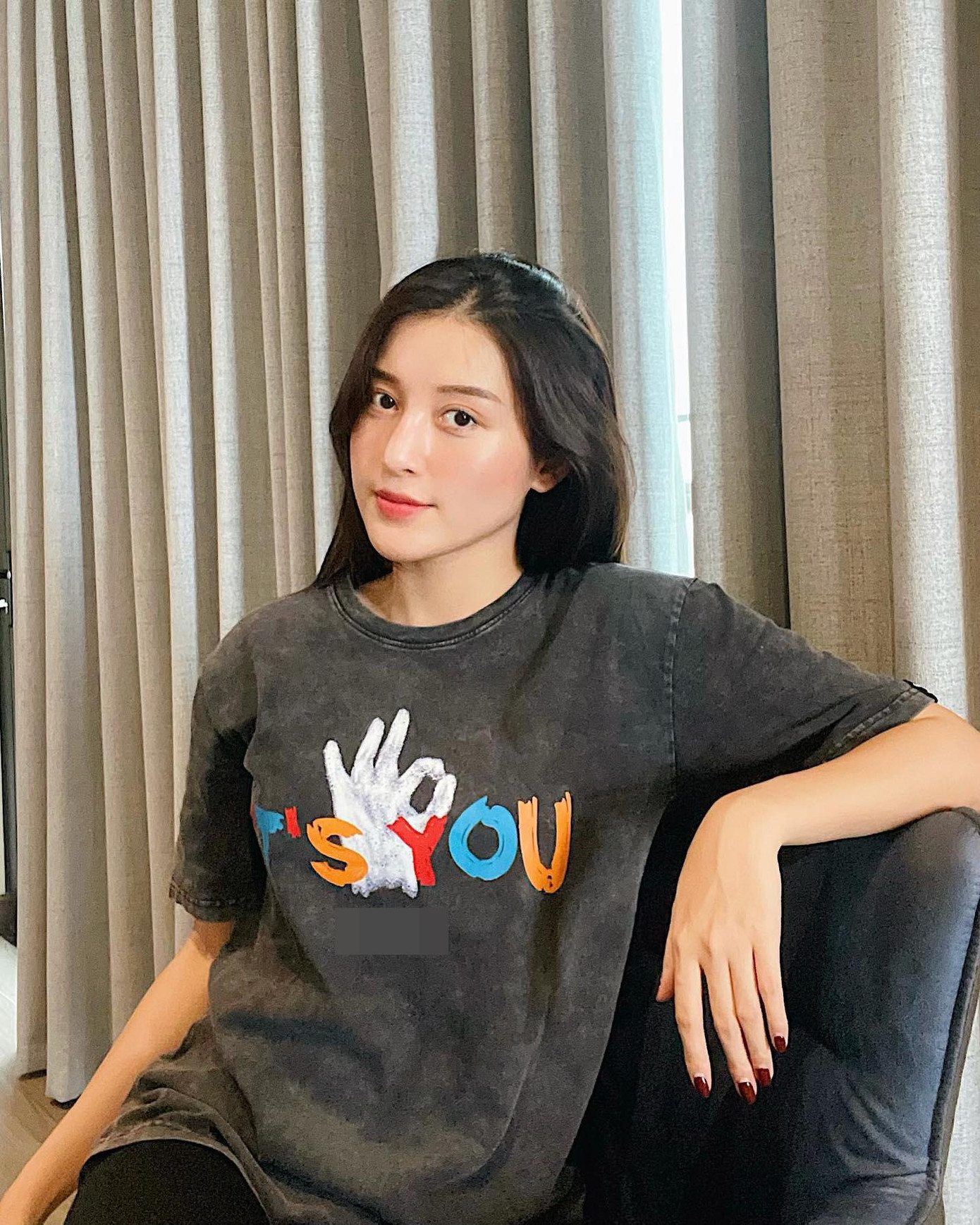 Á hậu Huyền My diện trang phục giản dị, năng động khi ở nhà tránh dịch.