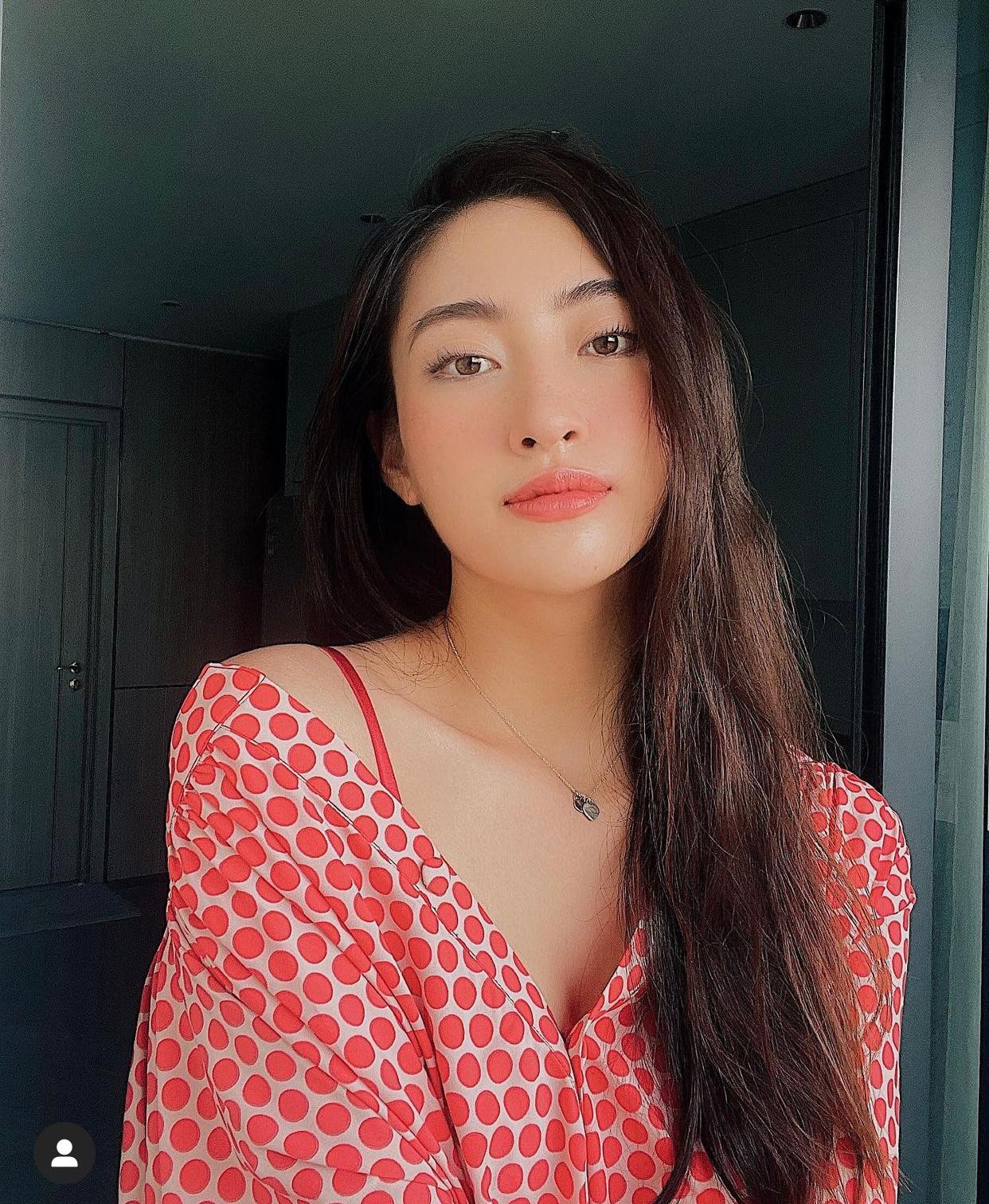 Hoa hậu Lương Thuỳ Linh diện váy chấm bi hờ hững vai trần quyến rũ.