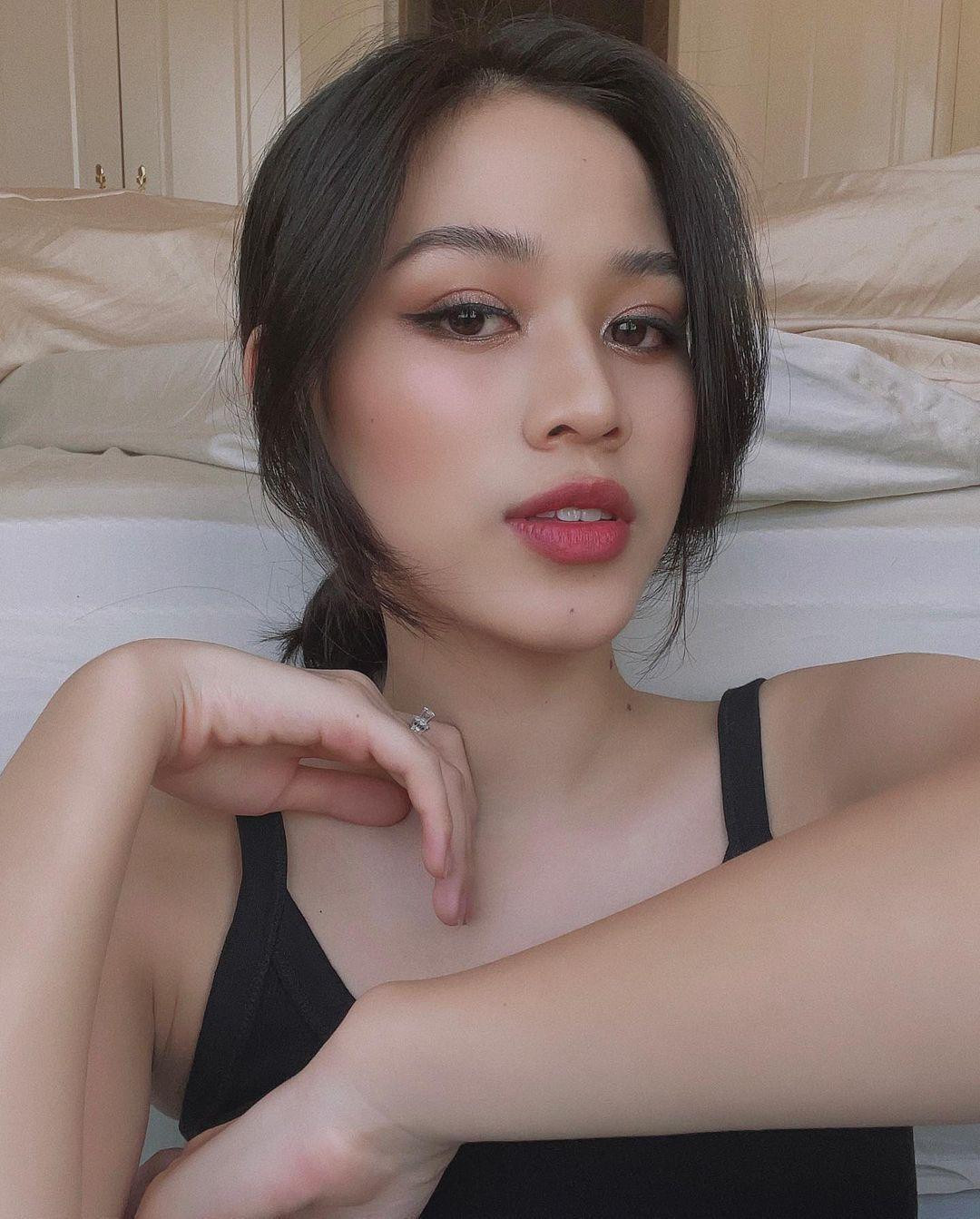 Tranh thủ những ngày dịch bệnh, Đỗ Thị Hà vẫn tích cực học tự make-up để chuẩn bị cho cuộc thi Miss World 2021. Tranh thủ những ngày dịch bệnh, Đỗ Thị Hà vẫn tích cực học tự make-up để chuẩn bị cho cuộc thi Miss World 2021.