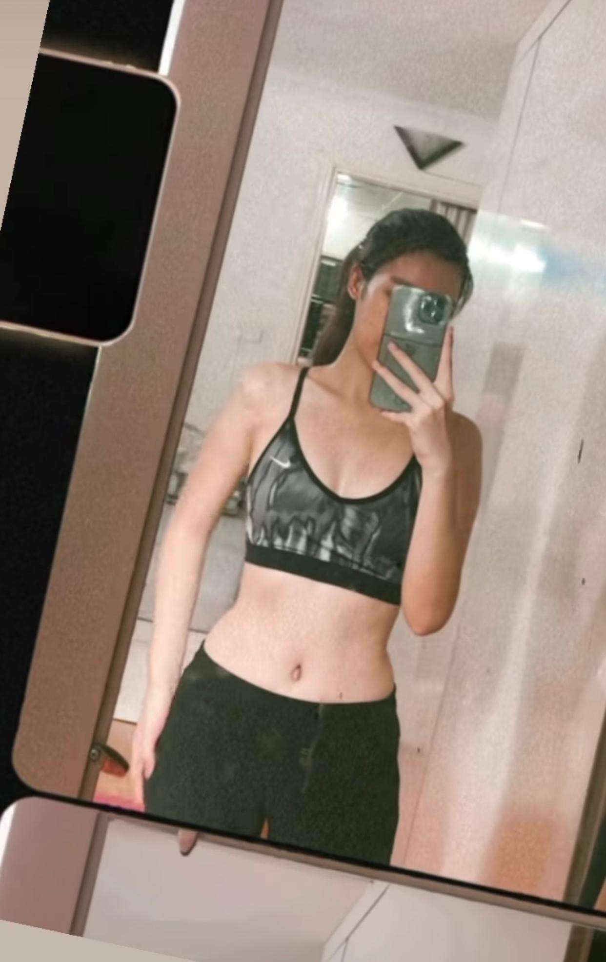 Trong thời gian giãn cách xã hội, Hoa hậu Đỗ Mỹ Linh rất chăm chỉ tập luyện tại nhà để giữ dáng, nhờ vậy cô vẫn giữ được vòng eo thon gọn và body nóng bỏng.