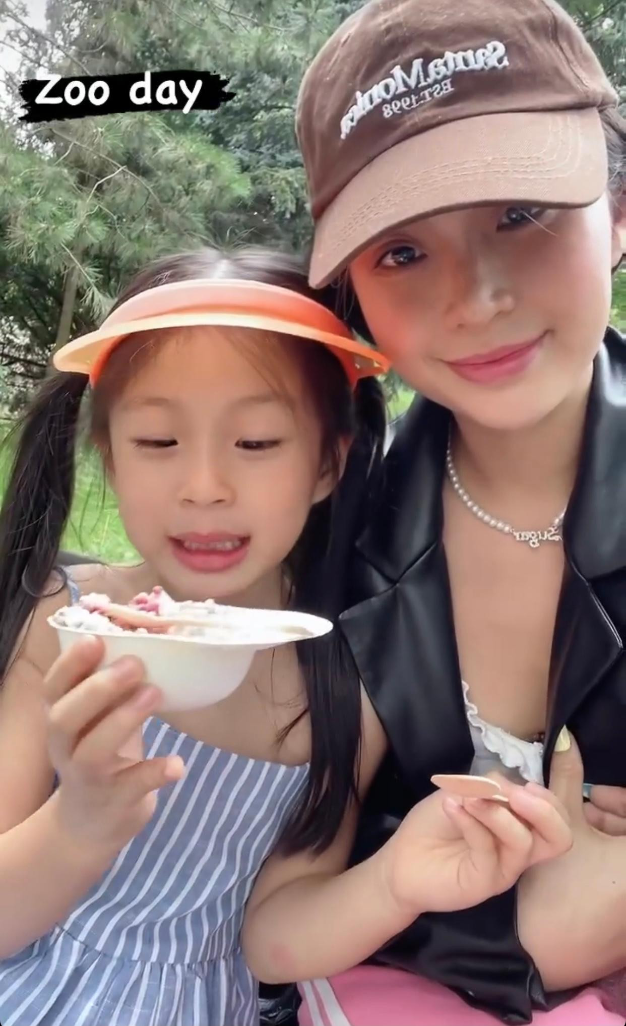 Á hậu Diễm Trang đưa con gái đi chơi sở thú ở Ba Lan.