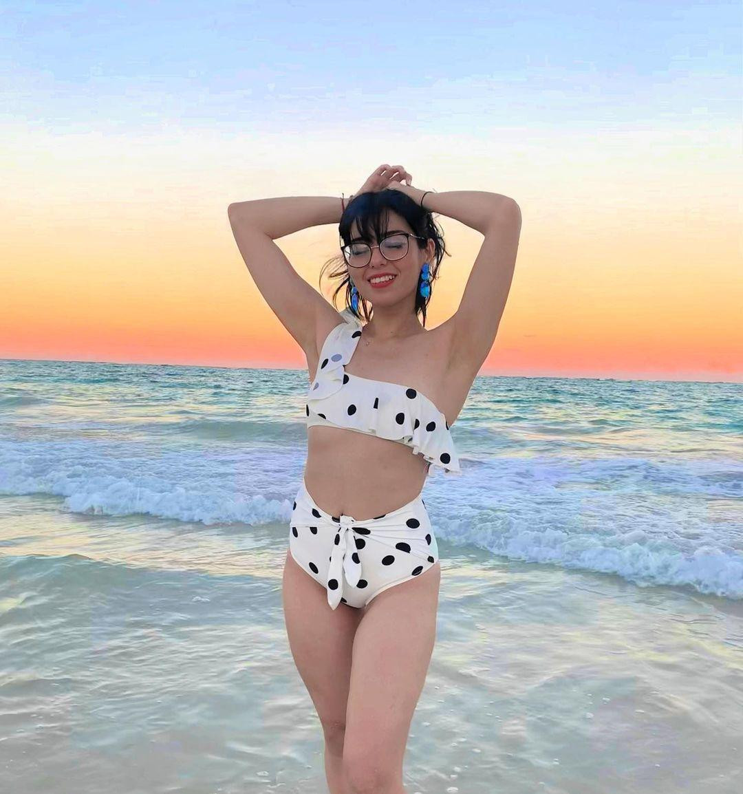 Ở ngoài đời cô để tóc ngắn và là một cô gái có vẻ ngoài dễ thương, ngọt ngào.