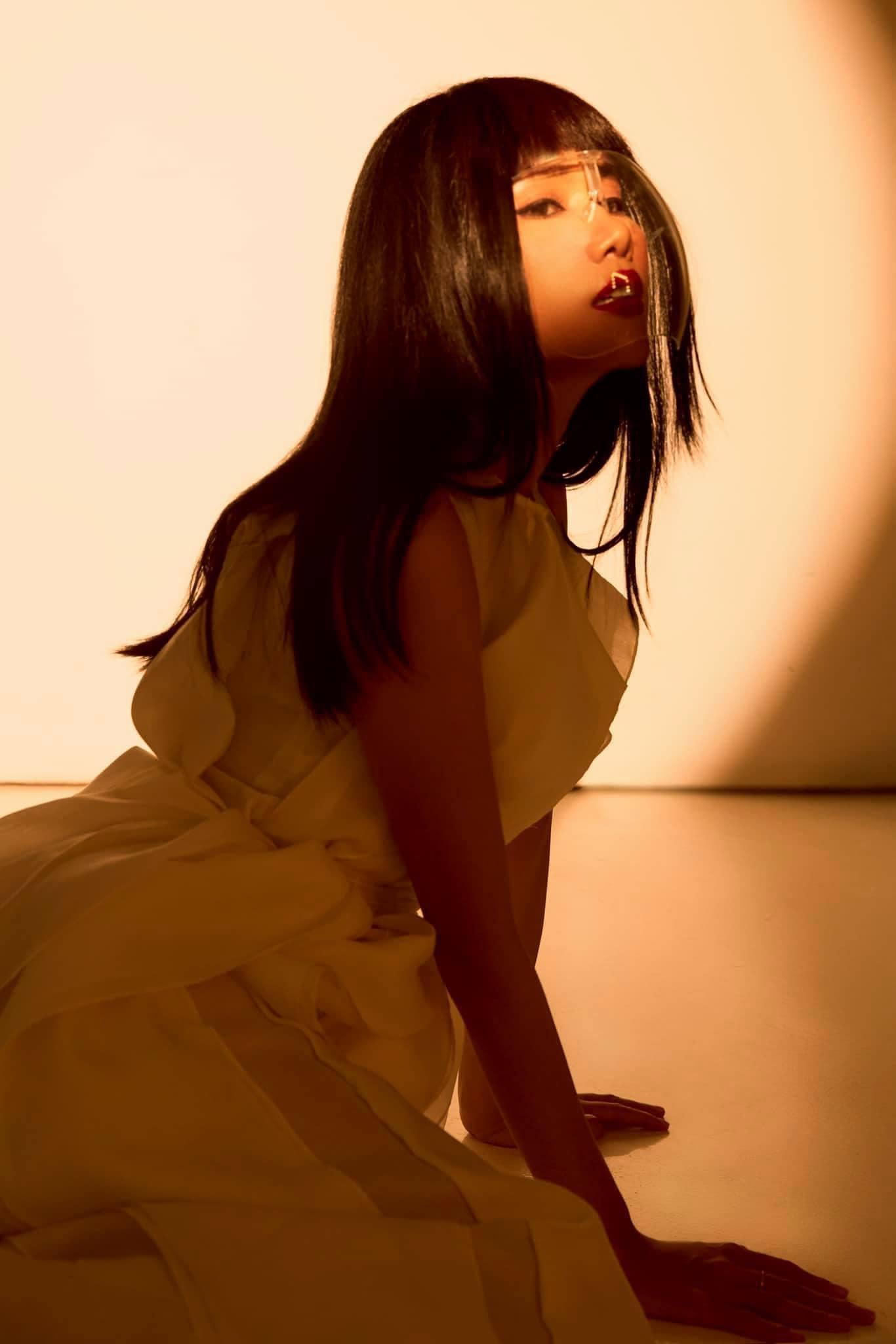 Cô cũng đã không quản ngại nguy hiểm khi tới từng con hẻm bị phong toả ở TP. HCM để gửi hàng cứu trợ và nhu yếu phẩm cho người dân trong những ngày họ không thể ra ngoài.