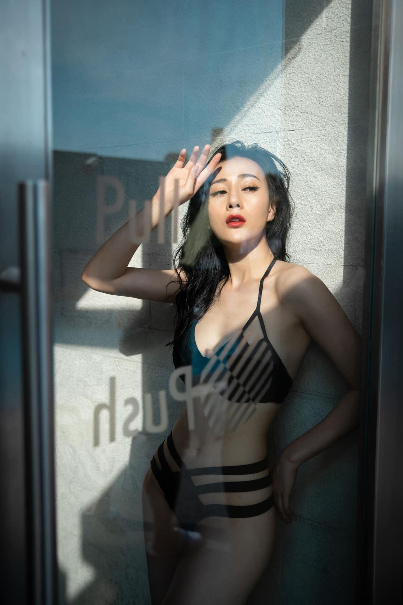 Cùng với sự nghiệp đi lên, Phương Oanh cũng có sự lột xác đầy táo bạo về phong cách thời trang. Cô chịu khó diện những trang phục nóng bỏng 'đốt mắt' người xem.