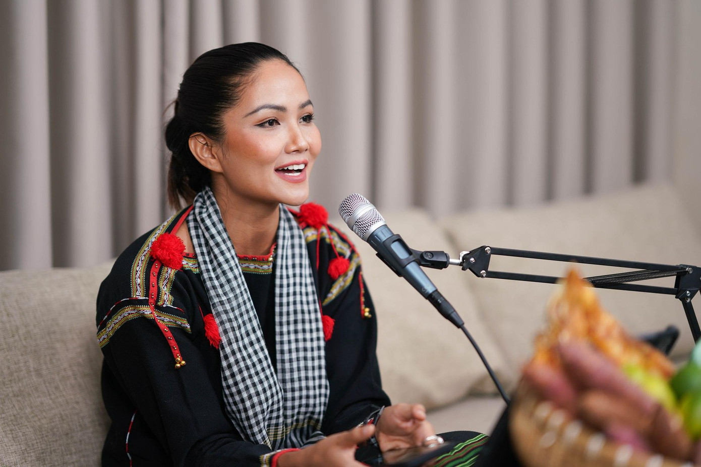 Theo đó, Hoa hậu H'Hen Niê chốt được hơn 1500 đơn online trong 1 giờ đầu tiên live bán hàng. Theo đó, Hoa hậu H'Hen Niê chốt được hơn 1500 đơn online trong 1 giờ đầu tiên live bán hàng.