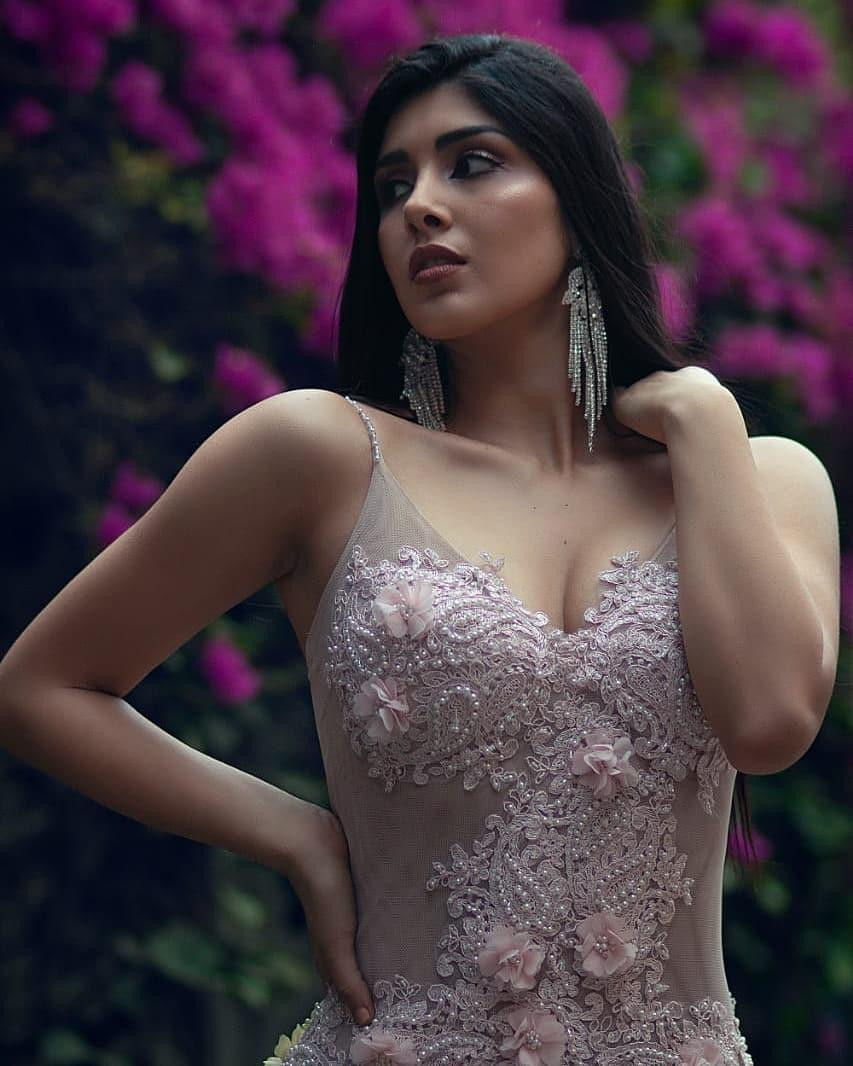 Mỹ nhân xinh đẹp năm nay 26 tuổi và đã tốt nghiệp chuyên ngành quan hệ công chúng tại đại học Catholic University ở Santa María. Mỹ nhân xinh đẹp năm nay 26 tuổi và đã tốt nghiệp chuyên ngành quan hệ công chúng tại đại học Catholic University ở Santa María.