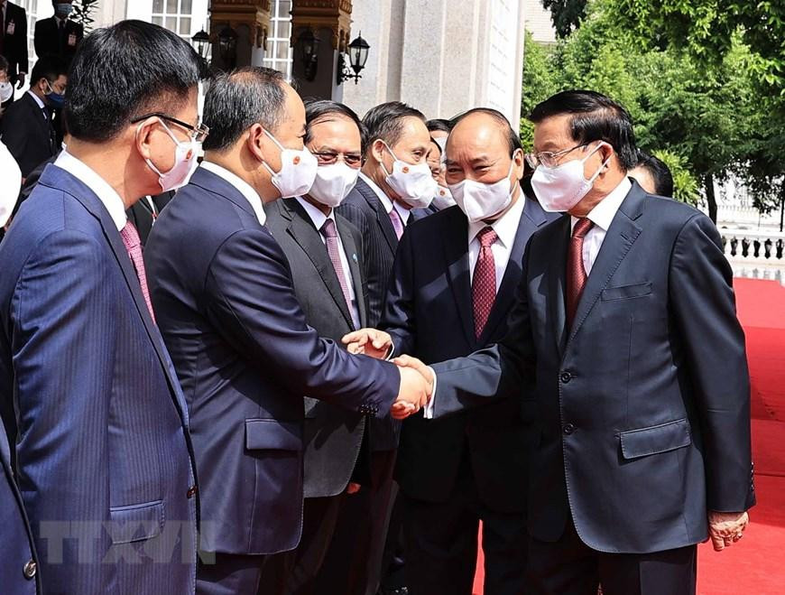 Chủ tịch nước Cộng hòa Xã hội chủ nghĩa Việt Nam Nguyễn Xuân Phúc và Tổng Bí thư, Chủ tịch nước Lào Thongloun Sisoulith với các thành viên đoàn đại biểu cấp cao 2 nước tại lễ đón. (Ảnh: Thống Nhất/TTXVN) Chủ tịch nước Cộng hòa Xã hội chủ nghĩa Việt Nam Nguyễn Xuân Phúc và Tổng Bí thư, Chủ tịch nước Lào Thongloun Sisoulith với các thành viên đoàn đại biểu cấp cao 2 nước tại lễ đón. (Ảnh: Thống Nhất/TTXVN)
