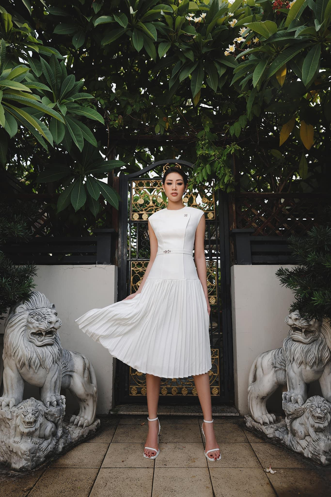 Hoa hậu Khánh Vân khoe dáng yêu kiều trong bộ váy xếp ly màu trắng thanh lịch.