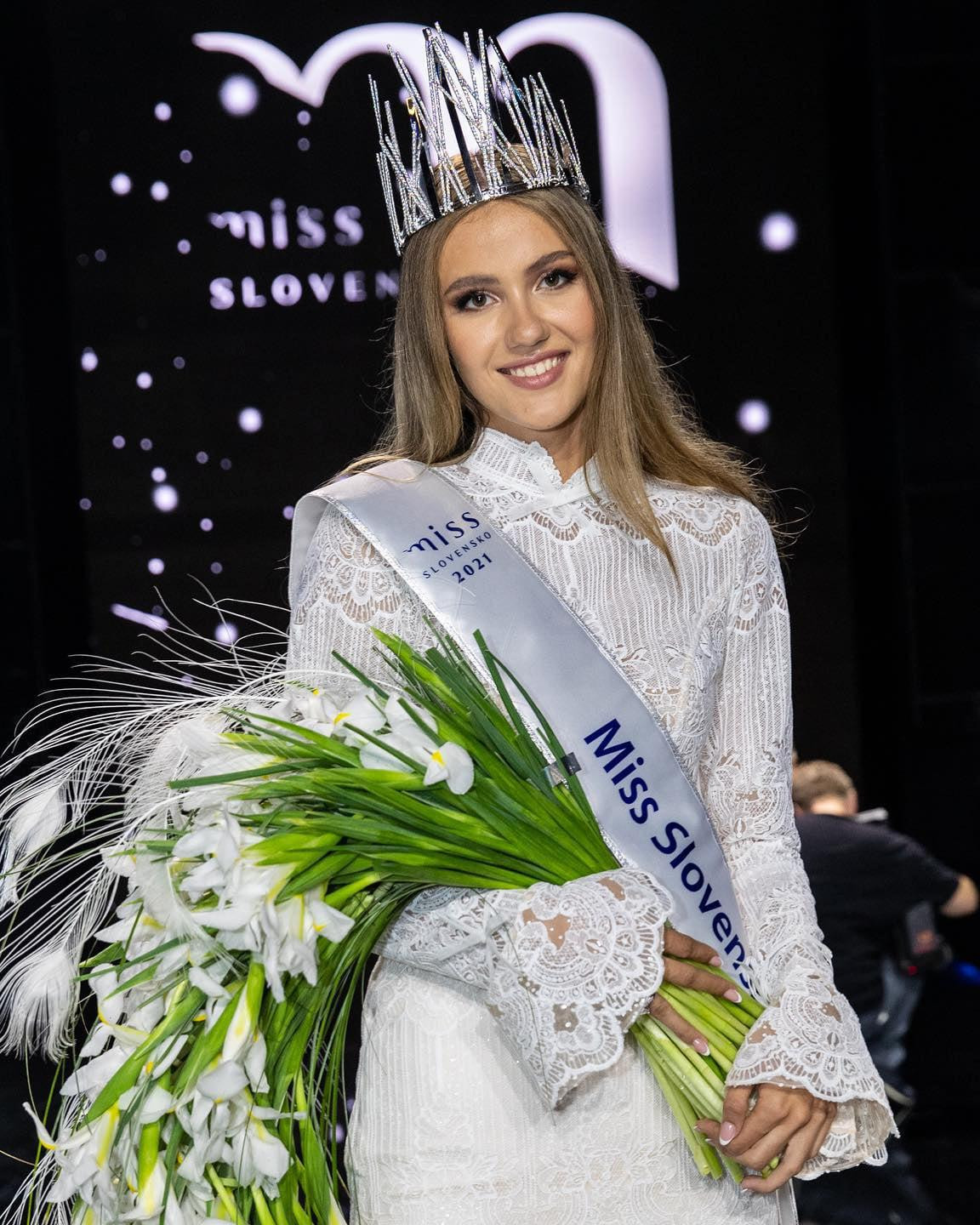 Mới đây, người đẹp Sophia Hrivňáková đã vượt qua 11 cô gái khác trong đêm chung kết để giành vương miện Miss Slovakia 2021. Mới đây, người đẹp Sophia Hrivňáková đã vượt qua 11 cô gái khác trong đêm chung kết để giành vương miện Miss Slovakia 2021.