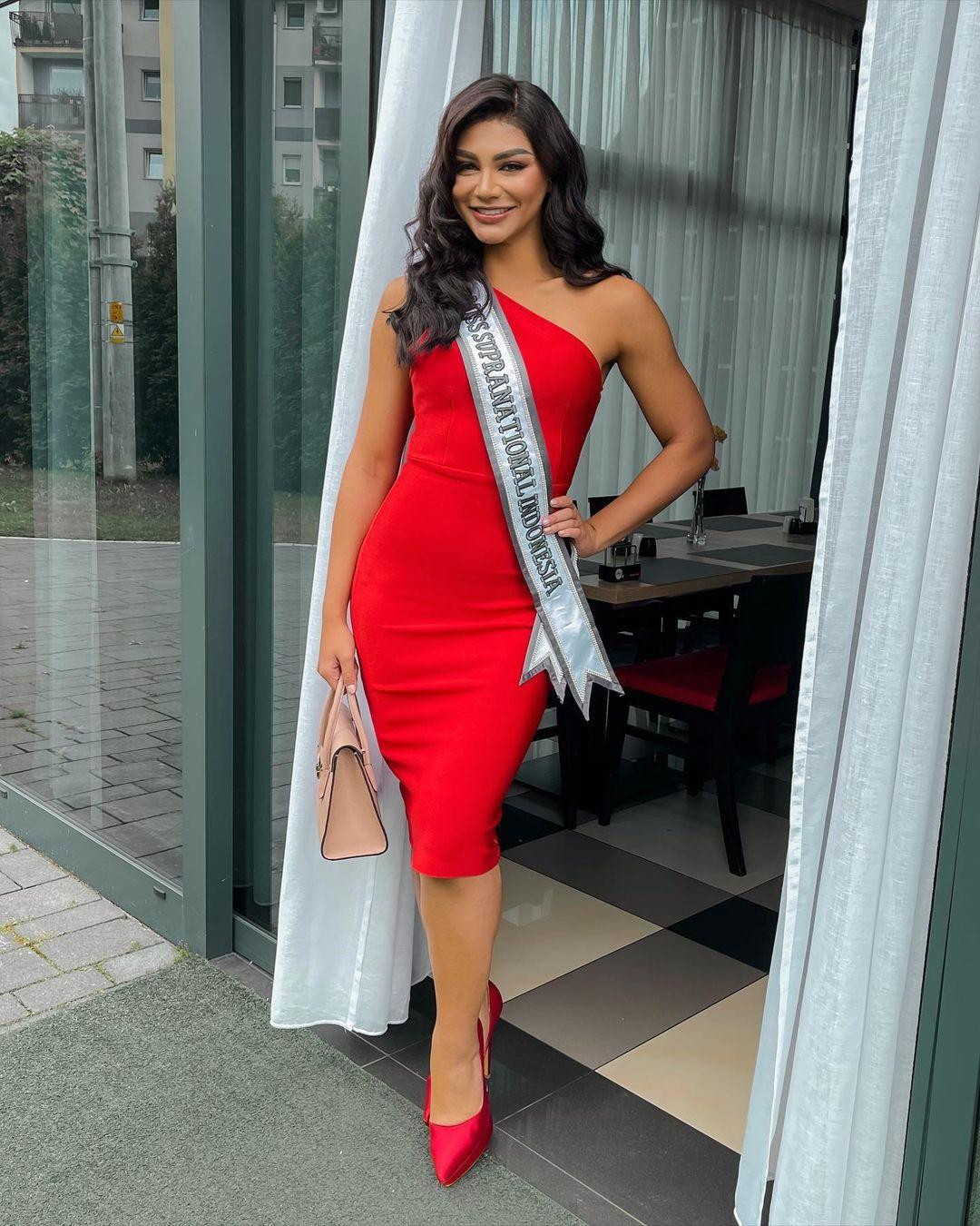 Trong những bức hình khi tham dự cuộc thi, Jihane Almira Chedid lộ vóc dáng đẫy đà với vòng eo 'bánh mỳ' và đặc biệt là bắp tay thô cứng không kém gì đàn ông.