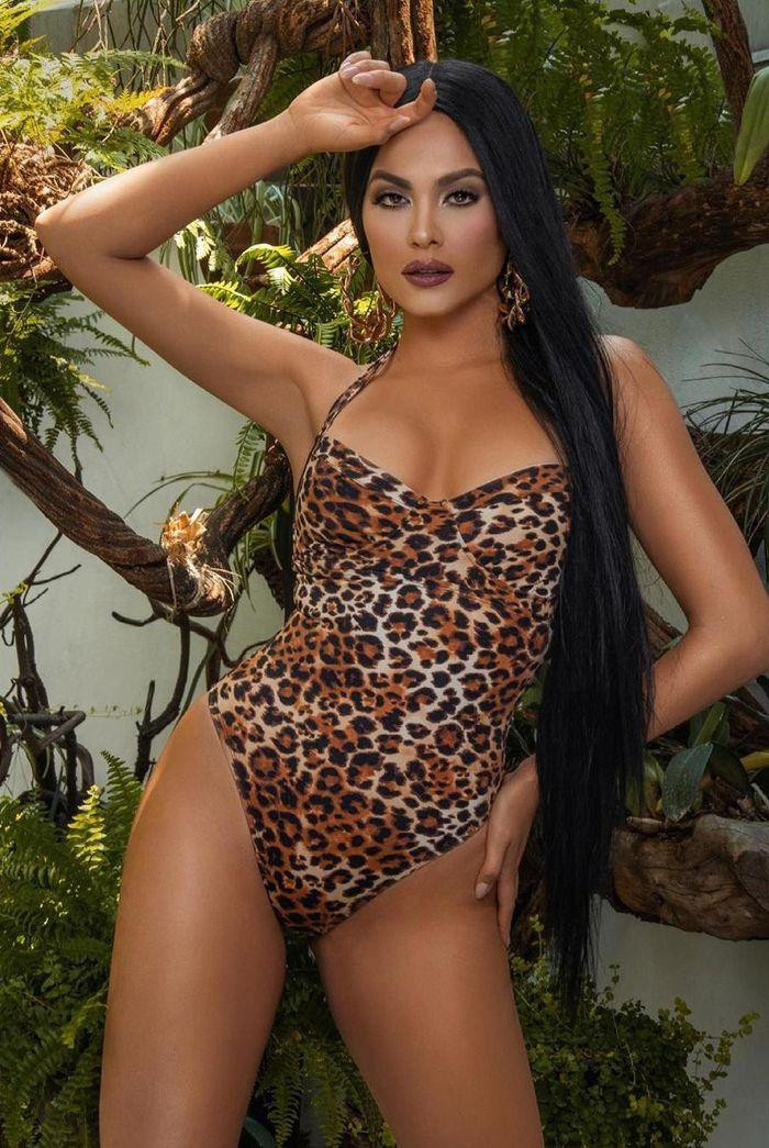 Hiểu được điều này nên người đẹp cũng thường xuyên lựa chọn những bộ áo tắm một mảnh tối màu để che khuyết điểm và tôn lên vóc dáng của mình.