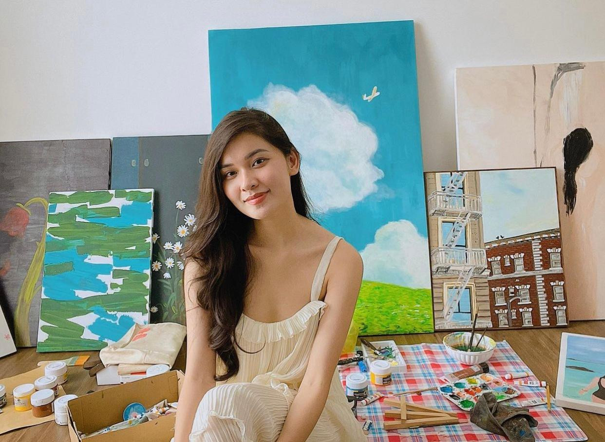Á hậu Thuỳ Dung vẽ tranh trong những ngày ở nhà giãn cách xã hội. Cô diện váy hai dây khoe vai trần thon thả, quyến rũ. Á hậu Thuỳ Dung vẽ tranh trong những ngày ở nhà giãn cách xã hội. Cô diện váy hai dây khoe vai trần thon thả, quyến rũ.
