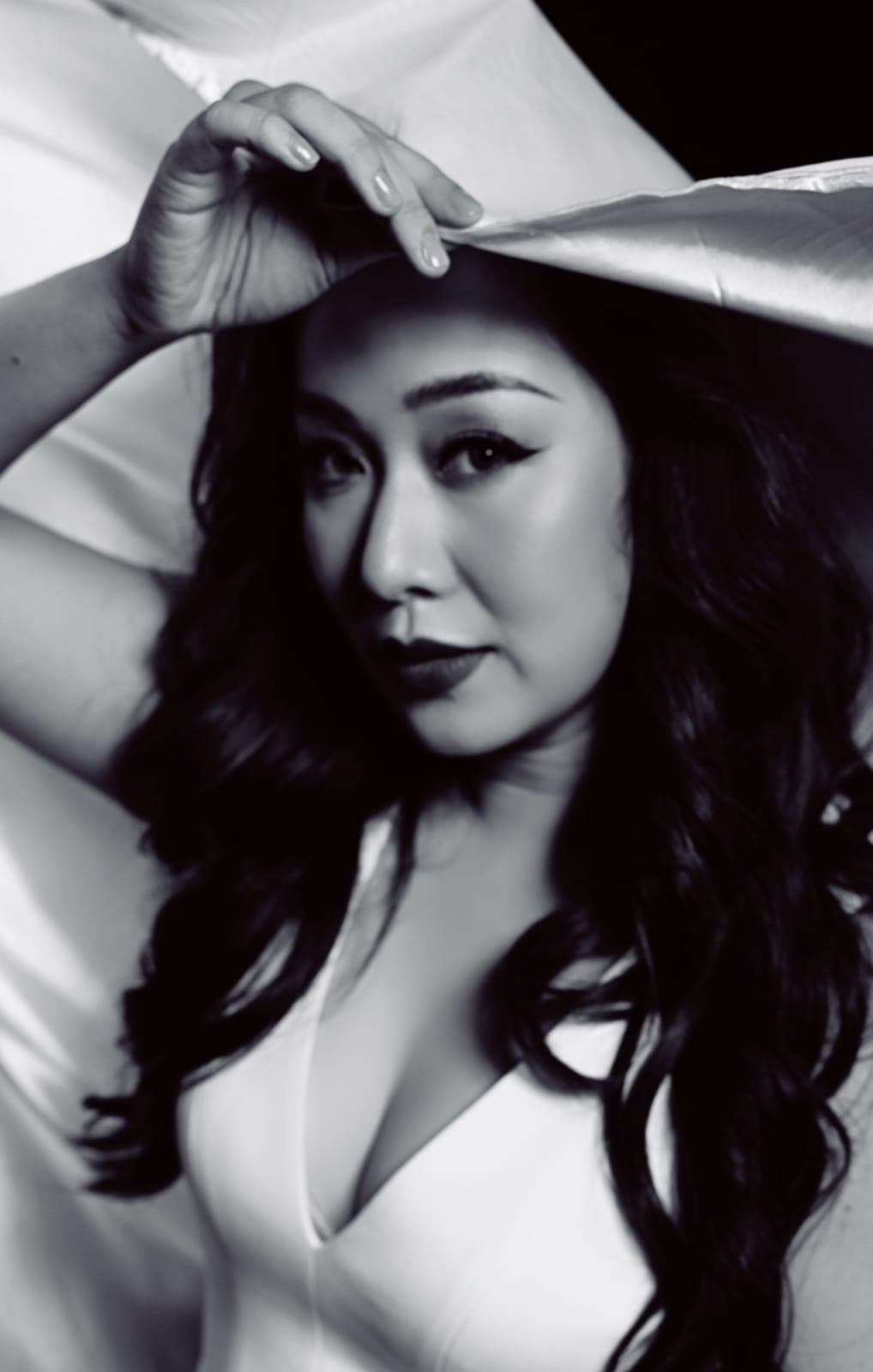 Hoa hậu Ngô Phương Lan diện váy xẻ vòng một quyến rũ, khoe vẻ đẹp mặn mà của 'gái một con'. Hoa hậu Ngô Phương Lan diện váy xẻ vòng một quyến rũ, khoe vẻ đẹp mặn mà của 'gái một con'.