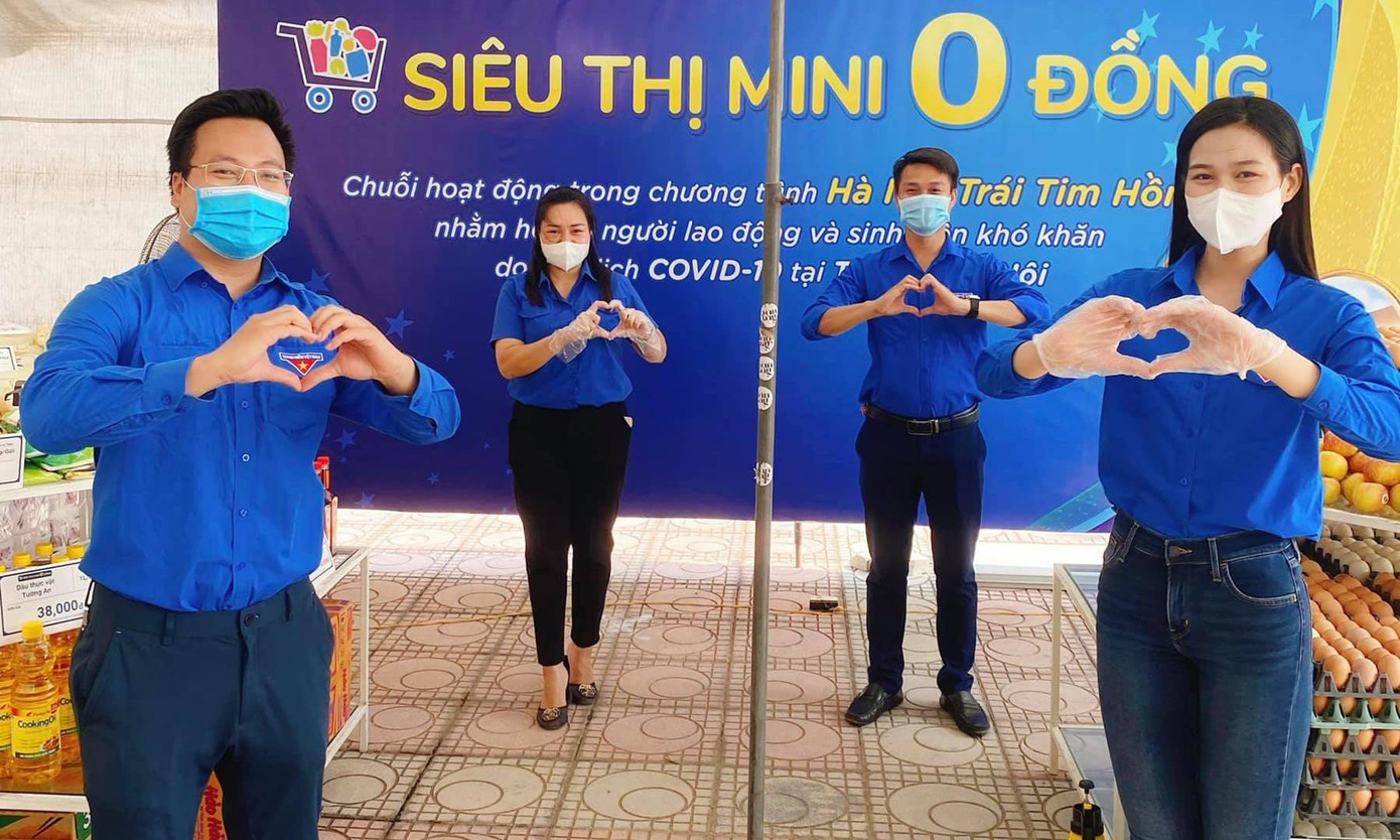 Hoa hậu Đỗ Thị Hà và các đoàn viên mặc áo xanh tình nguyện. Hoa hậu Đỗ Thị Hà và các đoàn viên mặc áo xanh tình nguyện.