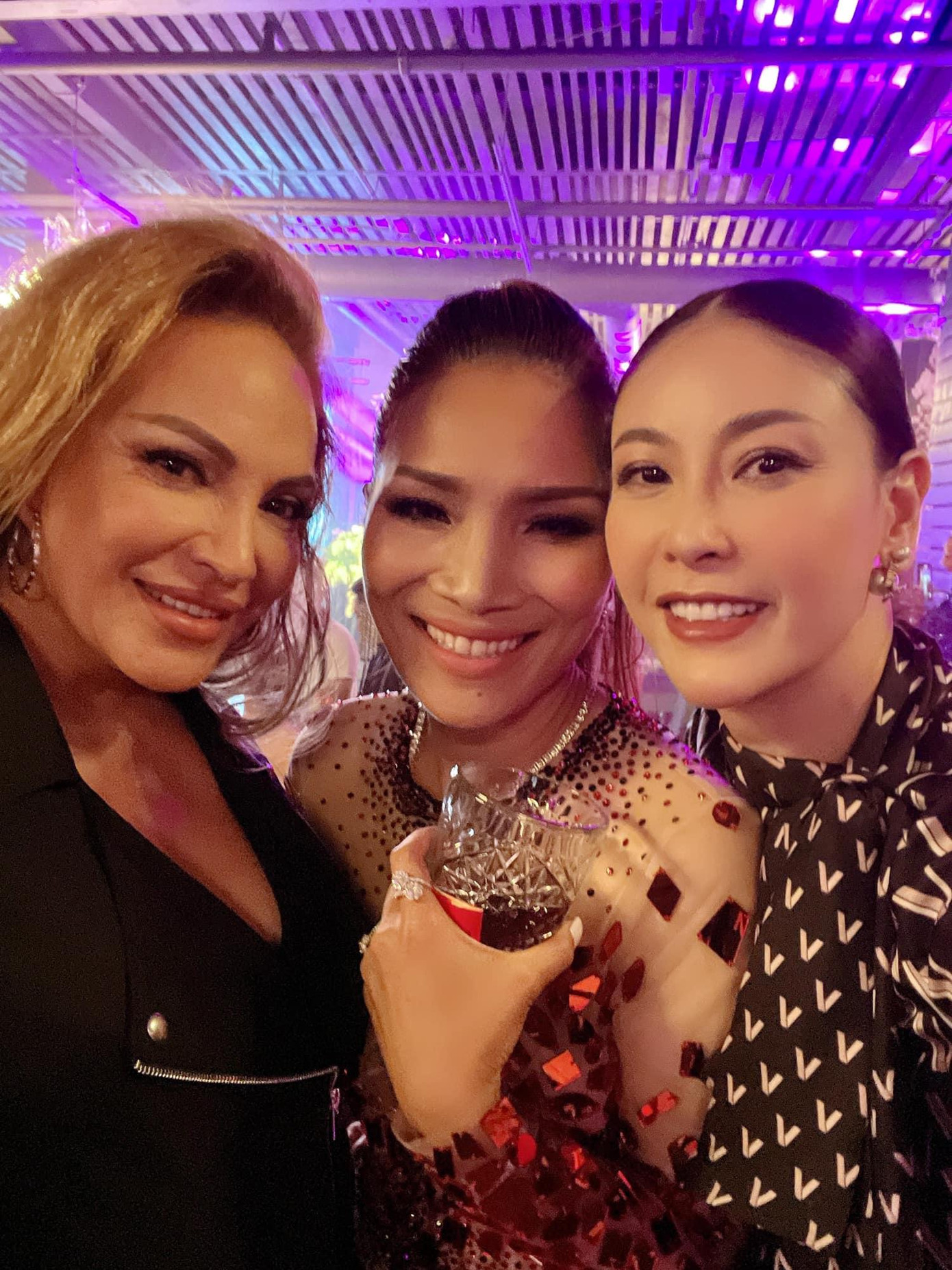 Hoa hậu Hà Kiều Anh hội ngộ các đồng nghiệp trong sự kiện ra mắt sản phẩm âm nhạc mới của nữ ca sĩ Hồng Ngọc tại Mỹ. Hoa hậu Hà Kiều Anh hội ngộ các đồng nghiệp trong sự kiện ra mắt sản phẩm âm nhạc mới của nữ ca sĩ Hồng Ngọc tại Mỹ.