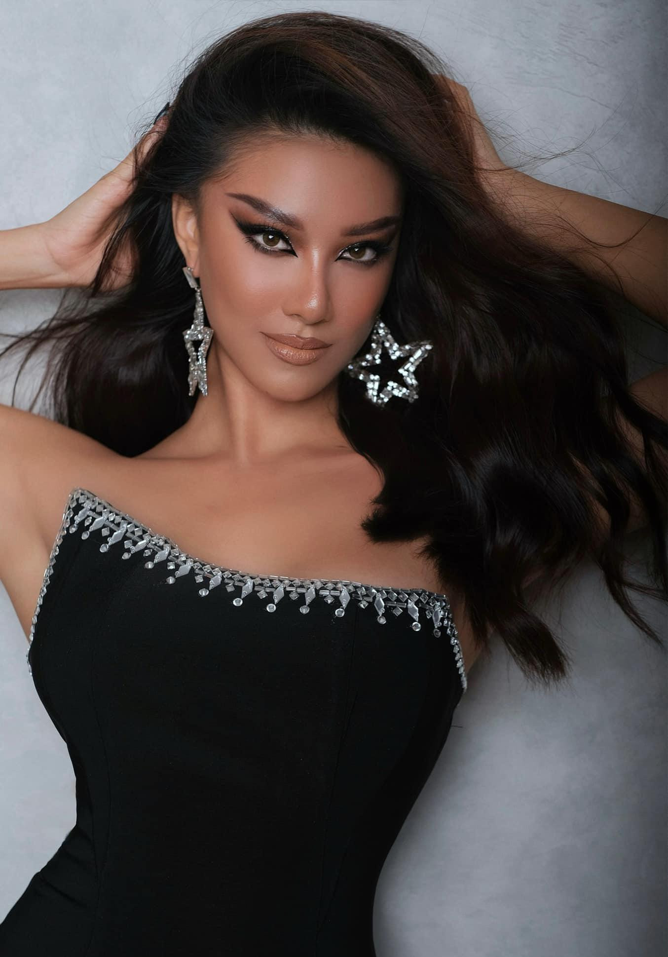 Á hậu Kim Duyên mặc váy cúp ngực bó sát cực kỳ nóng bỏng.