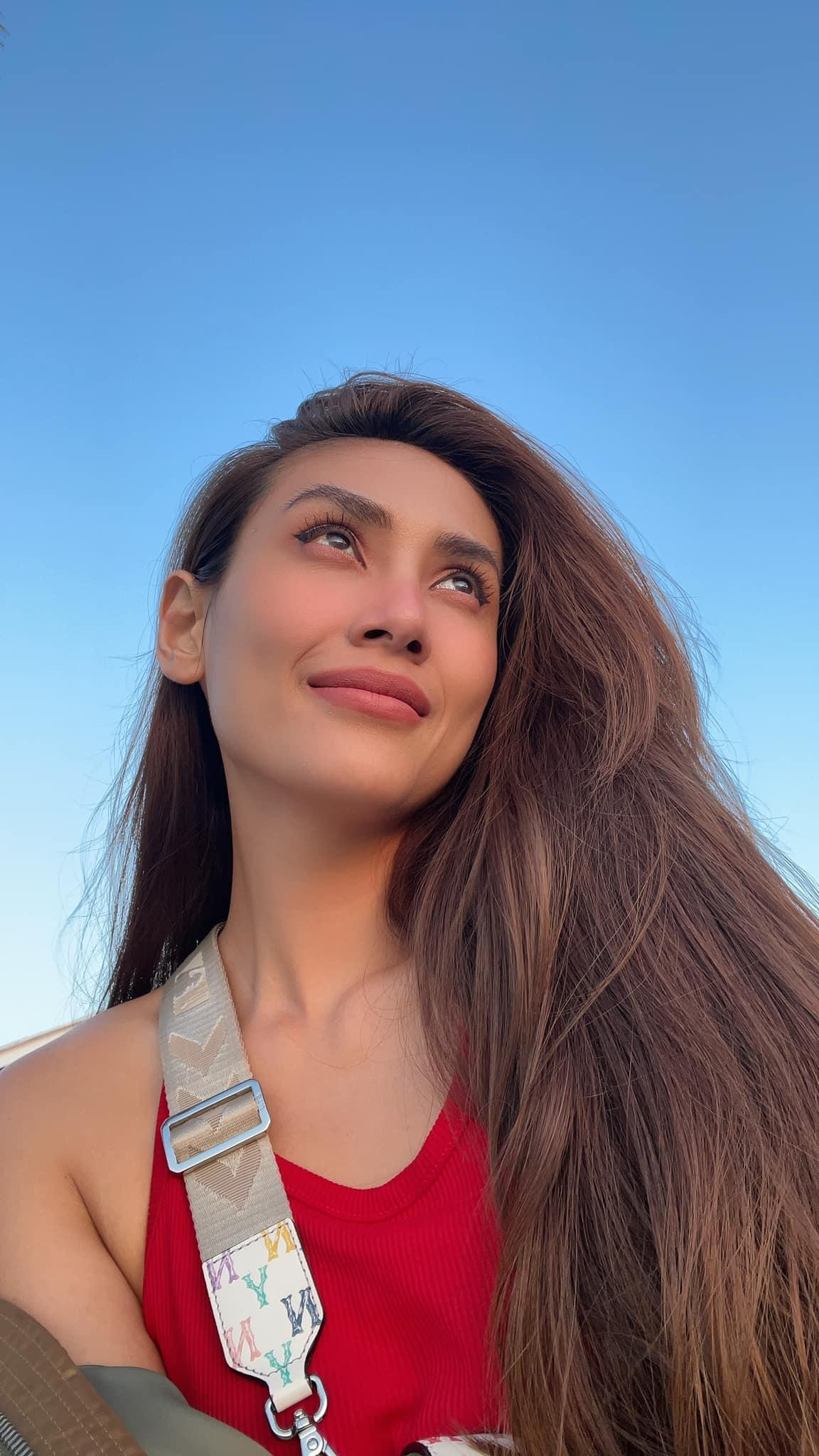 Á hậu Võ Hoàng Yến tận hưởng những ngày nắng đẹp bên Mỹ khi sang thăm bạn trai.