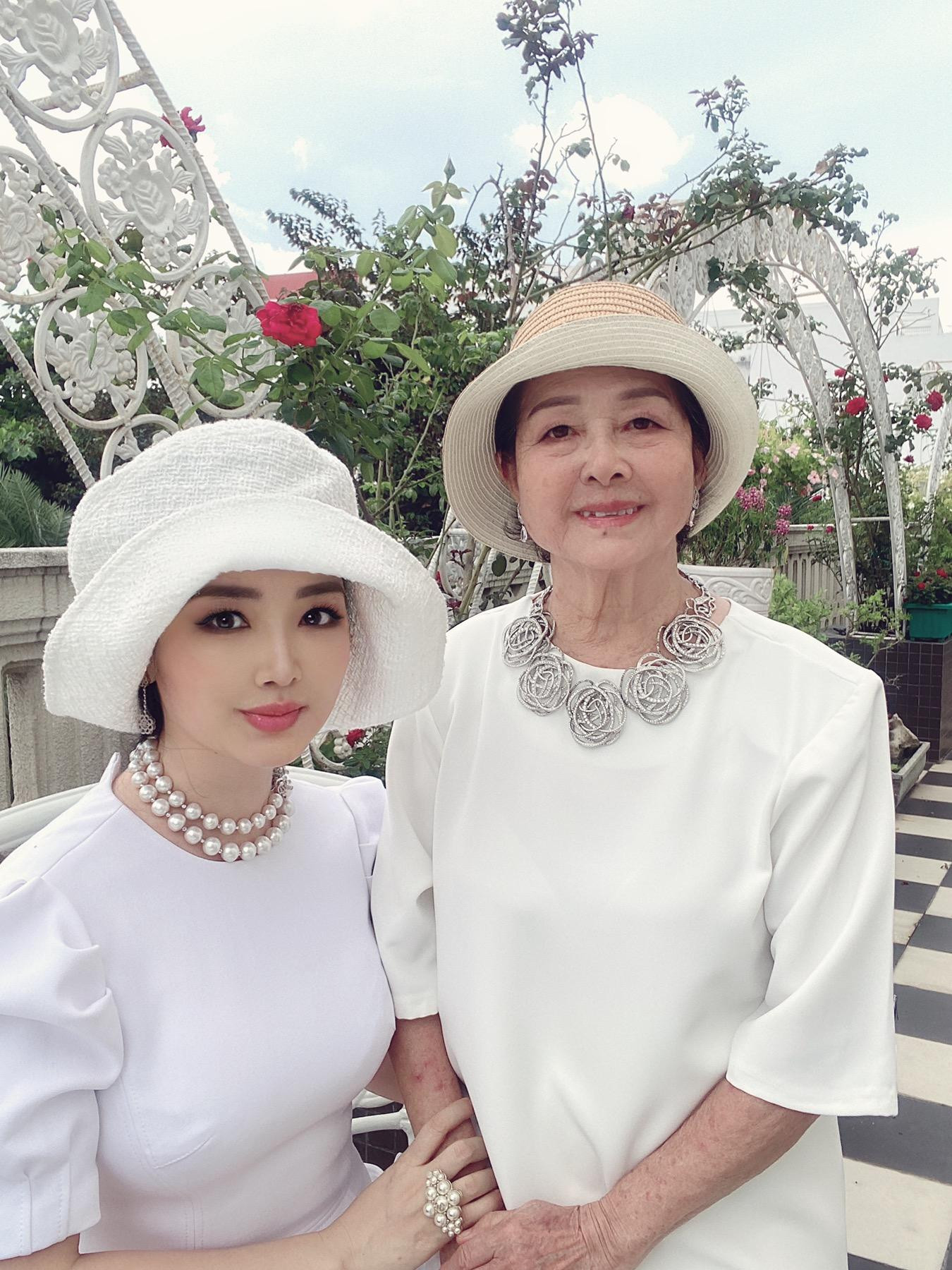 Hoa hậu Đền Hùng Giáng My và mẹ diện trang phục ton-sur-ton trong những ngày ở nhà giãn cách.