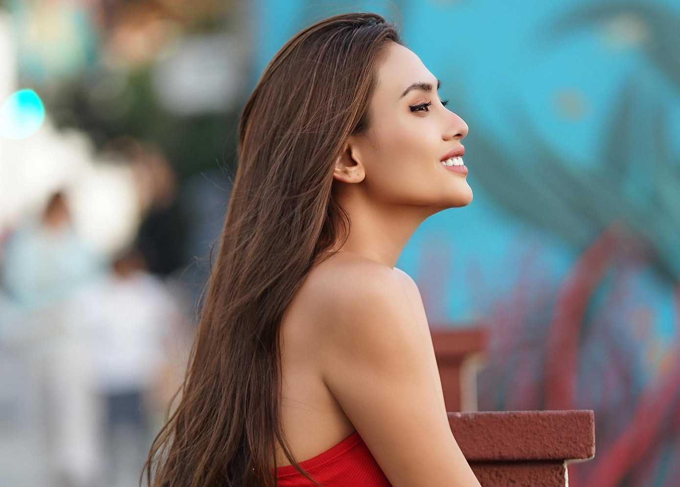 Á hậu Võ Hoàng Yến gợi cảm, rạng rỡ bên trời Tây.