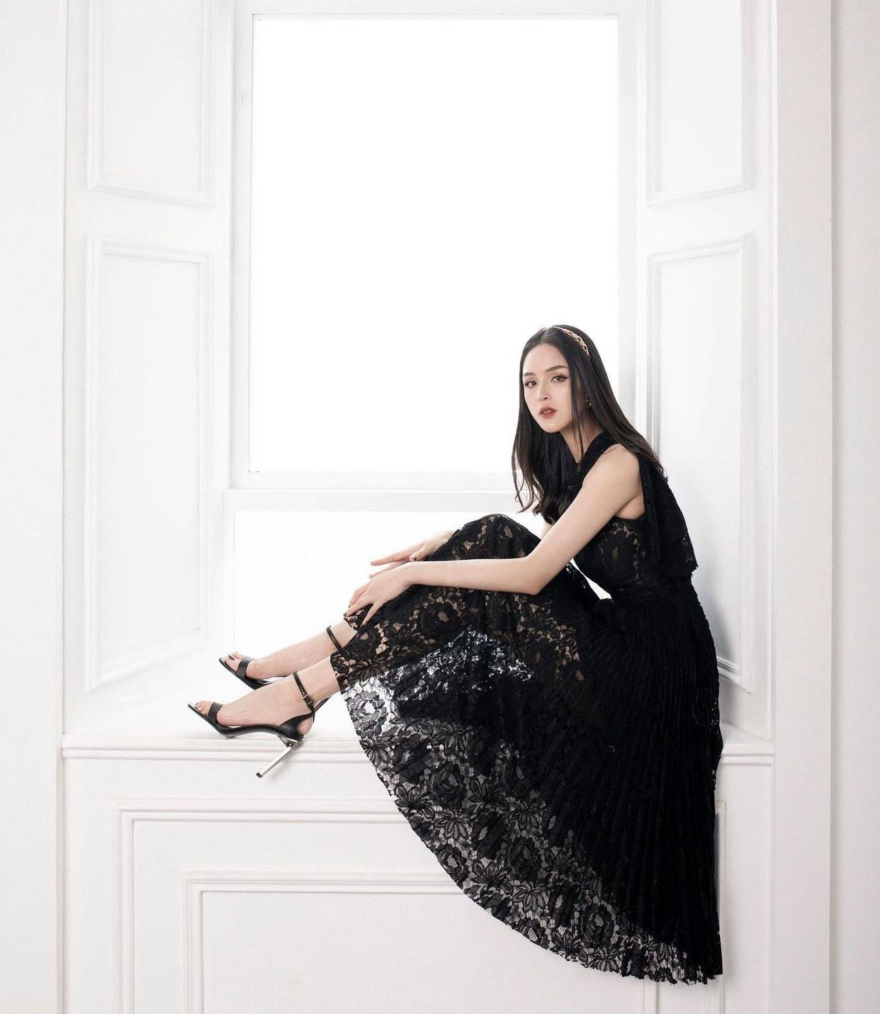 Á hậu Hoàng Anh khoe dáng yêu kiều, thanh lịch với bộ váy ren đen tinh tế. Á hậu Hoàng Anh khoe dáng yêu kiều, thanh lịch với bộ váy ren đen tinh tế.