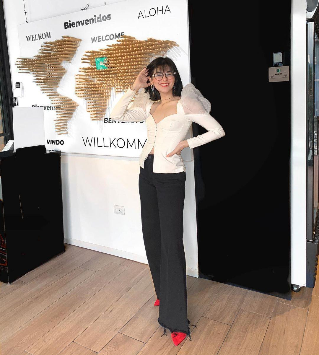 Một bộ trang phục khác cũng bị đánh giá là 'thảm hoạ' của tân Hoa hậu với sự rối rắm và kết hợp màu sắc không tinh tế.