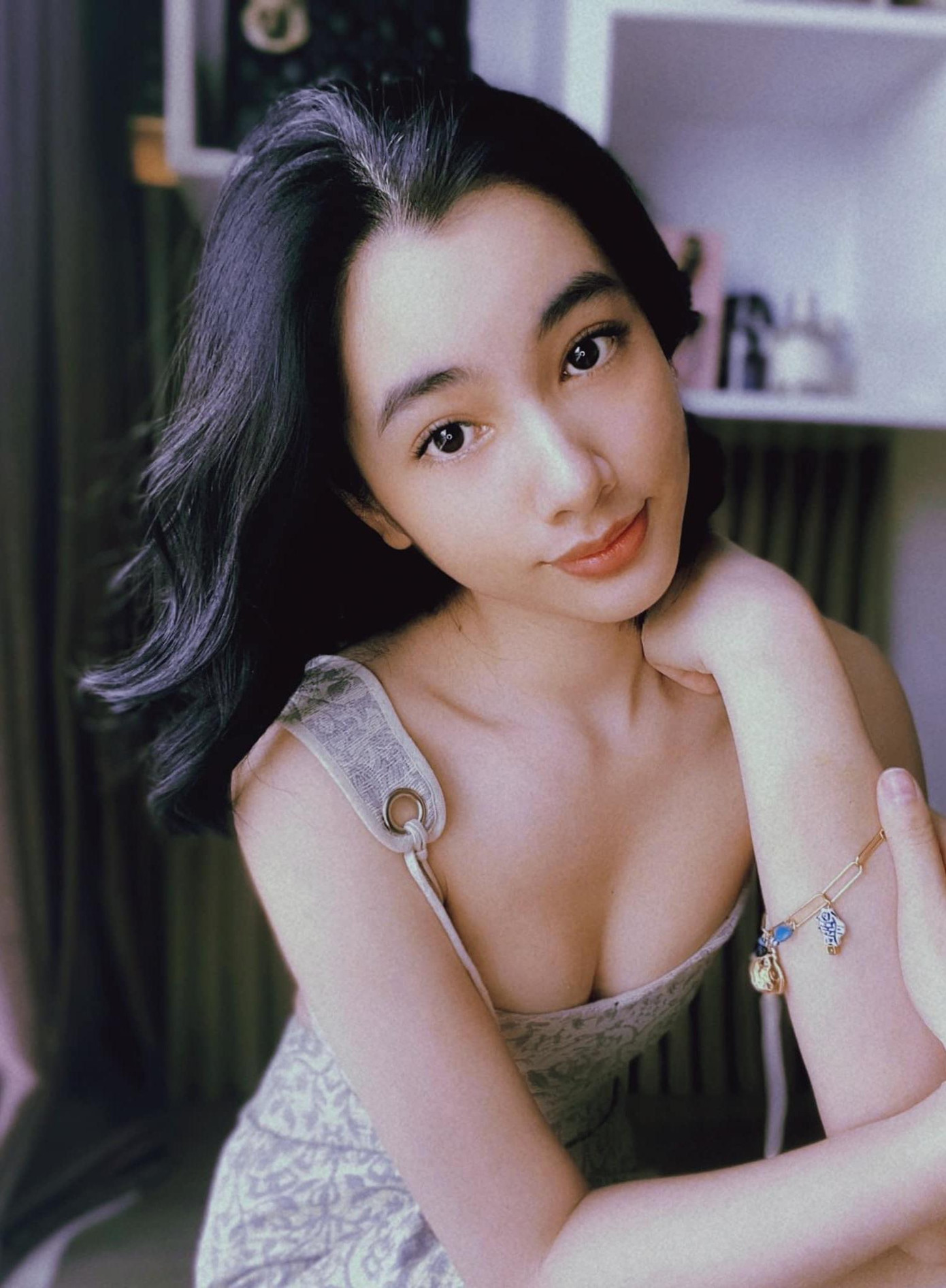 Ở nhà tránh dịch, người đẹp Cẩm Đan khiến khán giả thổn thức khi diện váy hai dây trễ nải vòng một nóng bỏng. Ở nhà tránh dịch, người đẹp Cẩm Đan khiến khán giả thổn thức khi diện váy hai dây trễ nải vòng một nóng bỏng.