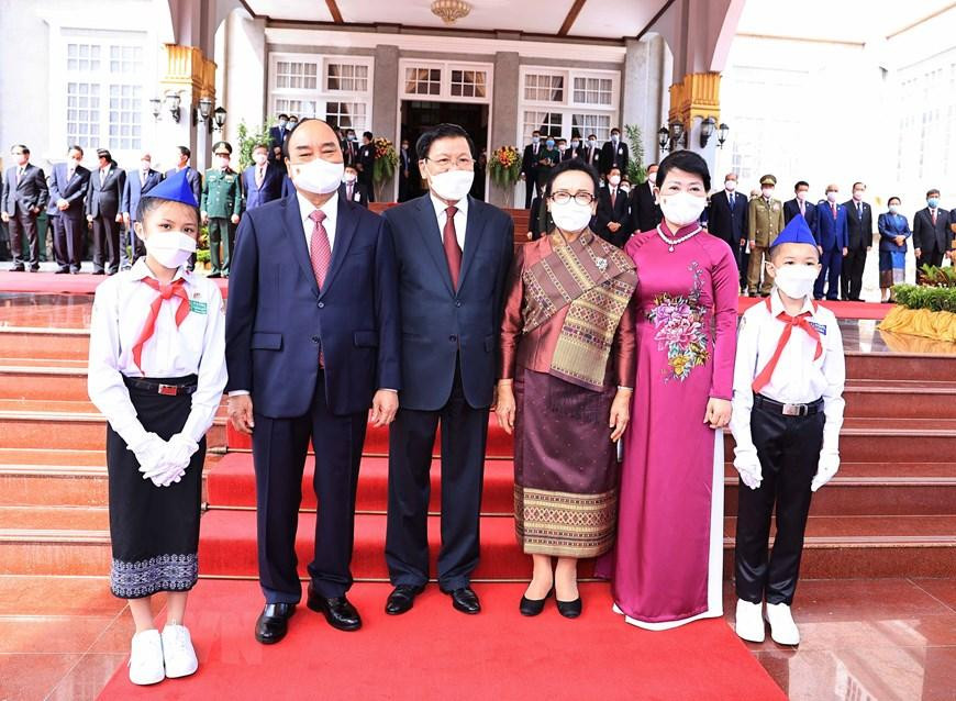 Tổng Bí thư, Chủ tịch nước Lào Thongloun Sisoulith và Phu nhân cùng Chủ tịch nước Việt Nam Nguyễn Xuân Phúc và Phu nhân tại lễ đón. (Ảnh: Thống Nhất/TTXVN) Tổng Bí thư, Chủ tịch nước Lào Thongloun Sisoulith và Phu nhân cùng Chủ tịch nước Việt Nam Nguyễn Xuân Phúc và Phu nhân tại lễ đón. (Ảnh: Thống Nhất/TTXVN)