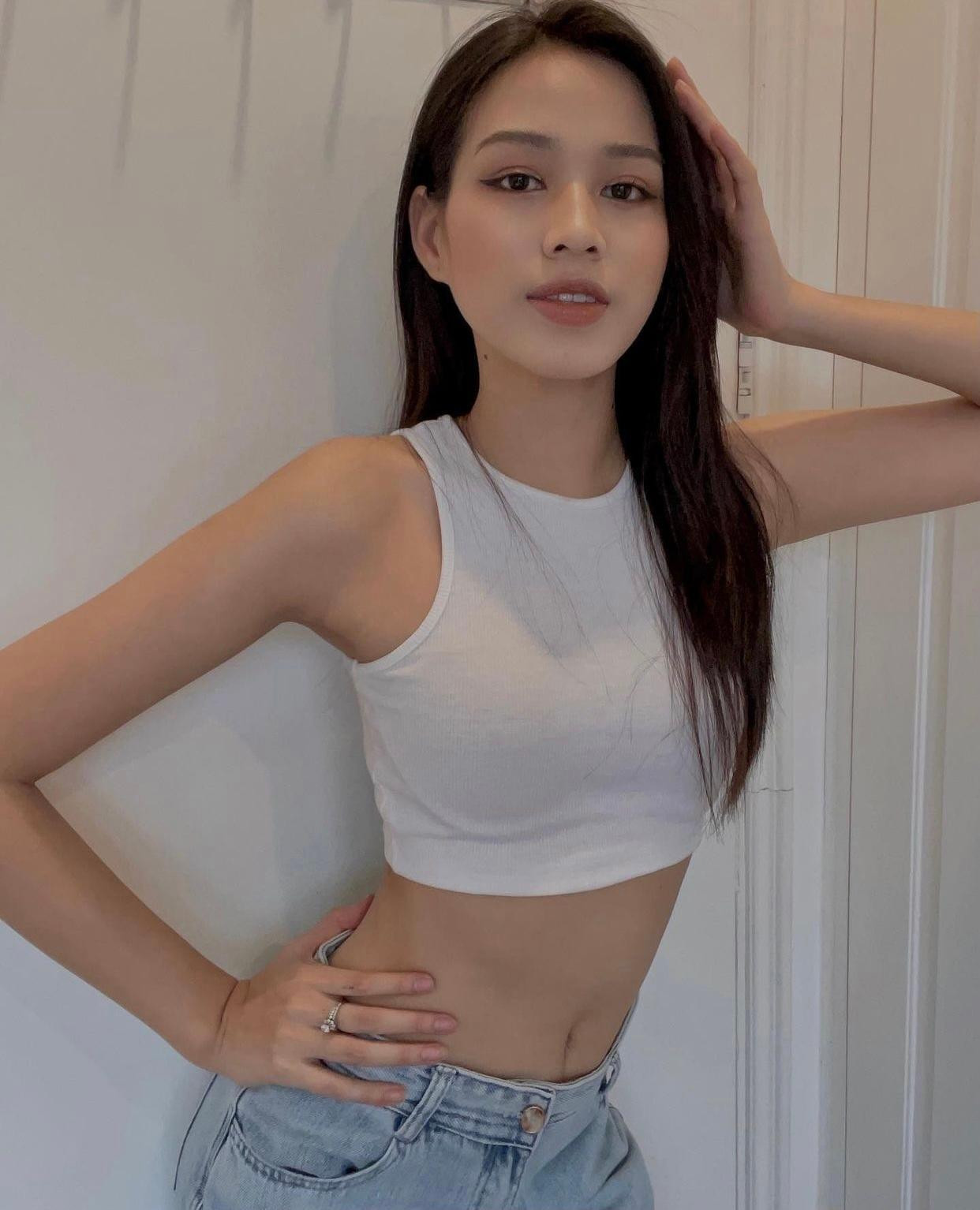 Hoa hậu Đỗ Thị Hà lại khiến fans xôn xao khi diện crop-top khoe trọn eo thon quyến rũ.