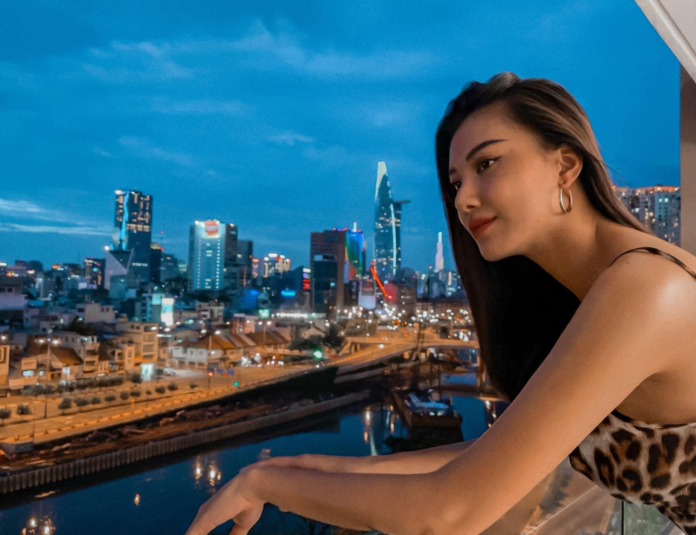 Á hậu Kim Duyên nhớ nhung những khoảnh khắc rực rỡ về đêm của Sài Gòn lúc chưa có dịch bệnh.