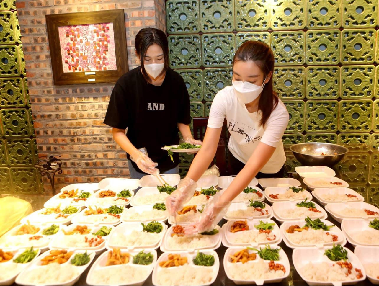 Hoa hậu Đỗ Thị Hà cùng Đỗ Mỹ Linh, Lương Thuỳ Linh tham gia nấu ăn cho người nghèo. Hoa hậu Đỗ Thị Hà cùng Đỗ Mỹ Linh, Lương Thuỳ Linh tham gia nấu ăn cho người nghèo.