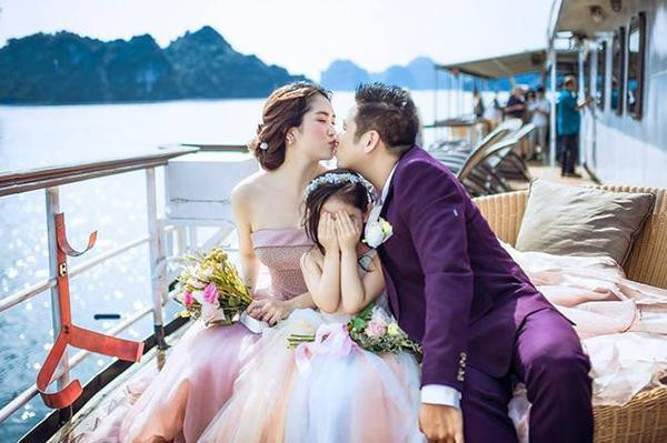 Theo Minh Tiệp, anh quen bà xã qua một người yêu cũ, tuy nhiên trong suốt quá trình yêu nhau họ rất kín tiếng. Sau 10 năm bên nhau, cặp đôi đã có một cô con gái vô cùng đáng yêu, xinh xắn. Thuỳ Dương từng tiết lộ, vợ chồng cô quyết định không sinh thêm con do cô có khối u ở ngực. Minh Tiệp rất hiểu và lo lắng cho sức khoẻ của bà xã nên thường xuyên động viên cô phải biết lo cho bản thân mà không đặt nặng việc phải có thêm con.