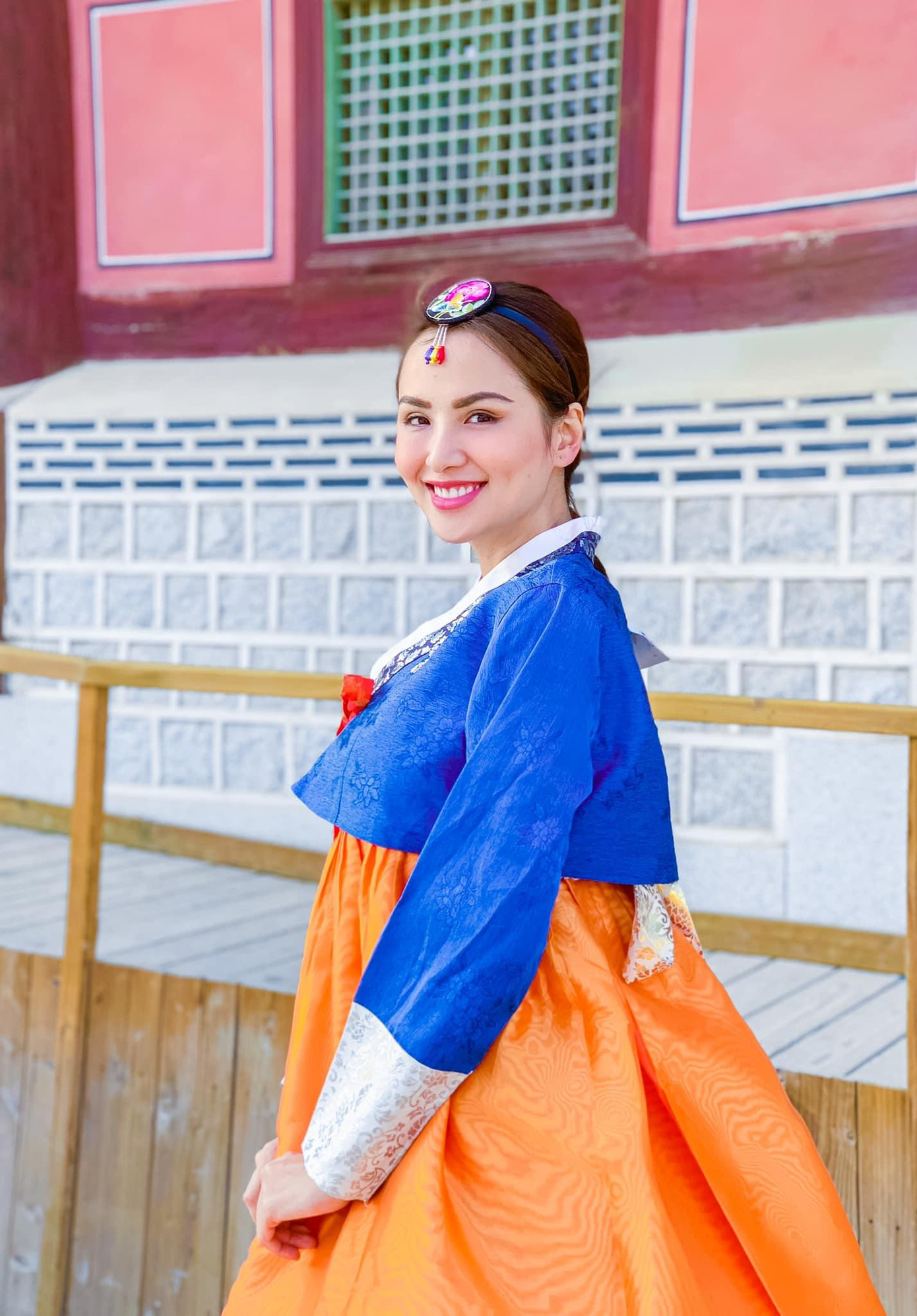 Hoa hậu Diễm Hương hoá thành cô gái Hàn Quốc xinh đẹp.