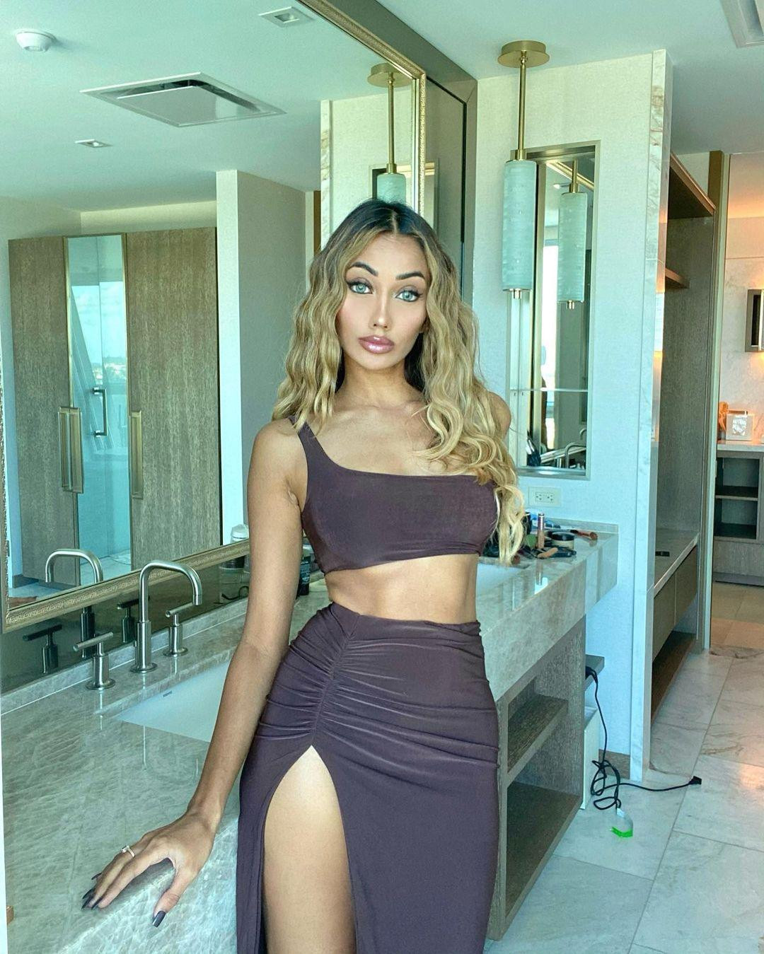 Năm nay cô 28 tuổi và sở hữu chiều cao 1m68. Mặc dù không có chiều cao nổi trội nhưng người đẹp thường lựa chọn trang phục thông minh, tôn được vóc dáng.