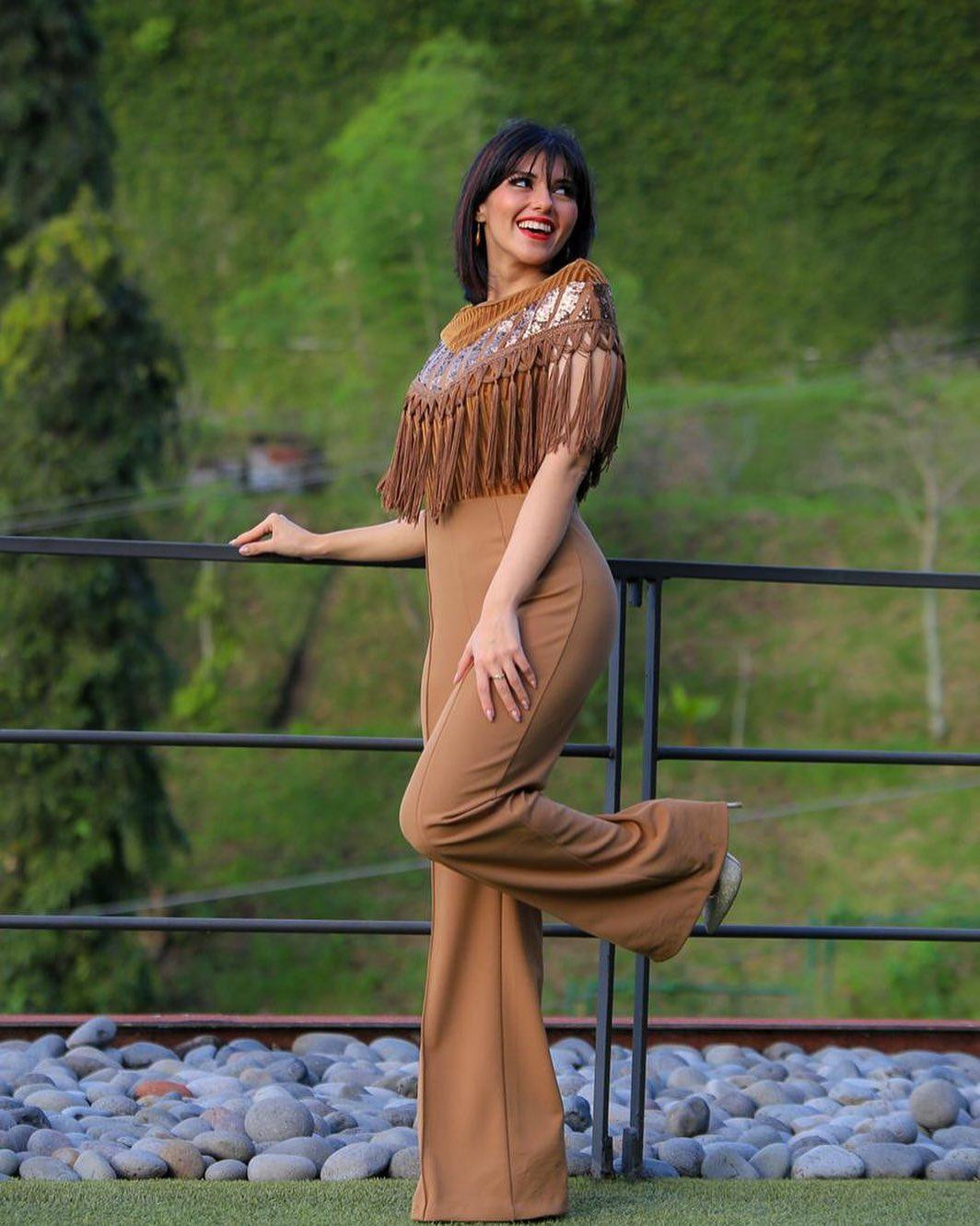 Những bộ trang phục mà cô chọn thường 'dìm hàng' người mặc và rườm rà, sến sẩm.