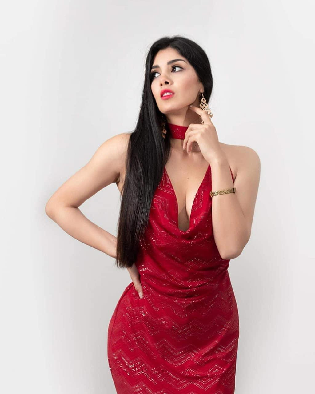 Cô sở hữu chiều cao ấn tượng 1m75 và thân hình nóng bỏng đậm chất Latinh. Cô sở hữu chiều cao ấn tượng 1m75 và thân hình nóng bỏng đậm chất Latinh.