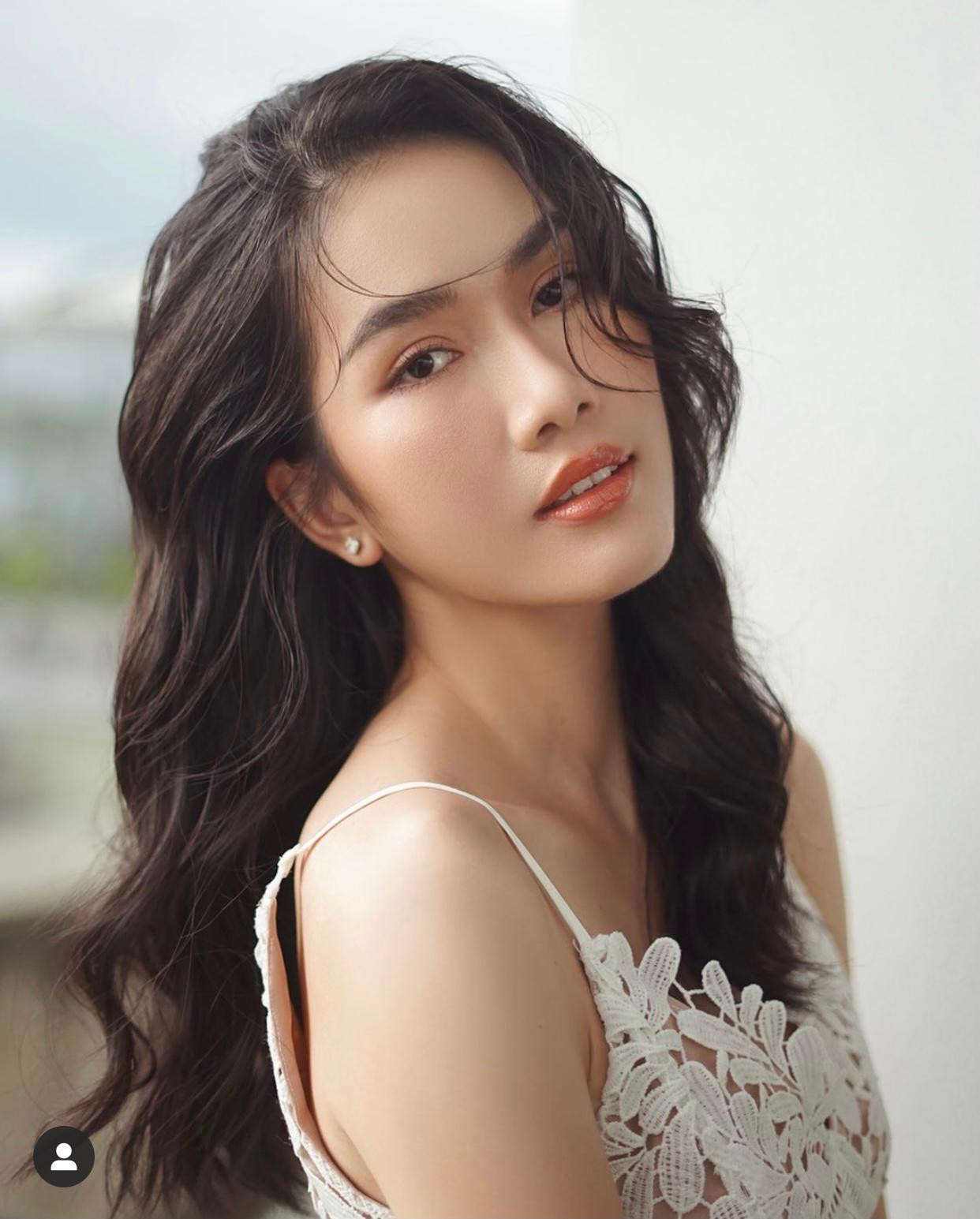 Á hậu Phương Anh đẹp dịu dàng như một nàng tiểu thư kiêu kỳ mà không kém phần quyến rũ khi diện bộ váy ren màu trắng tinh khôi.