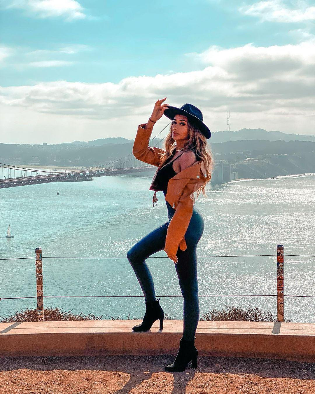 Người đẹp có đam mê du lịch, chụp ảnh và những môn thể thao dưới nước.