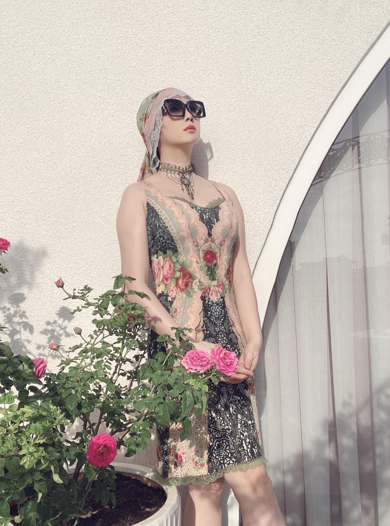 Hoa hậu Giáng My khoe dáng trong vườn nhà những ngày tránh dịch.