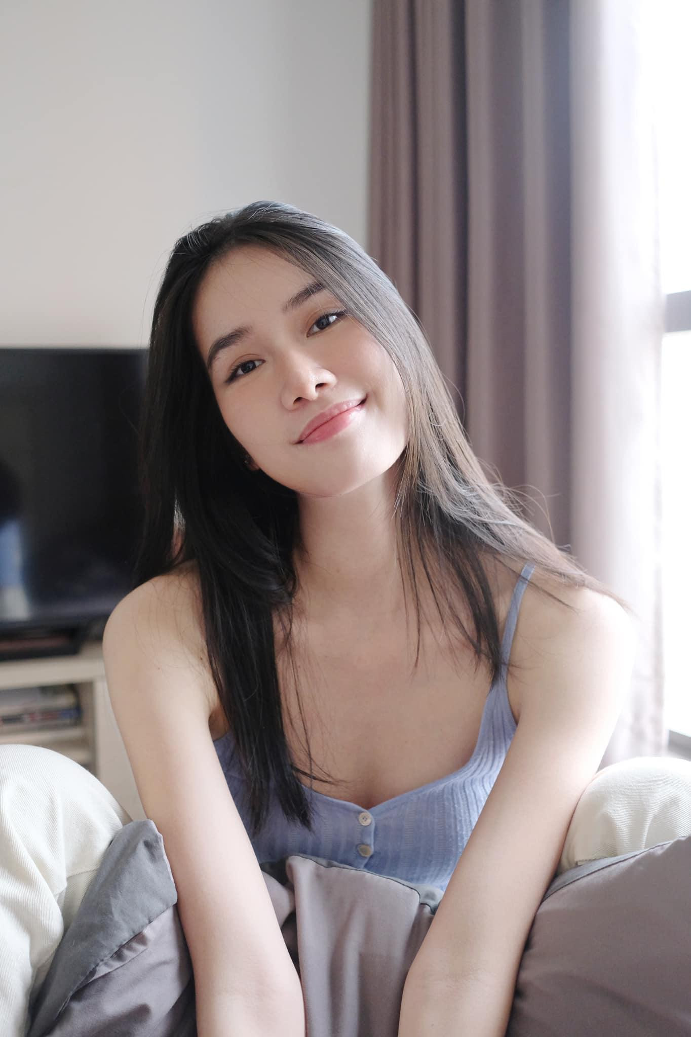 Á hậu Phương Anh diện áo ba lỗ giản dị mà vẫn gợi cảm khi ở nhà tránh dịch. Á hậu Phương Anh diện áo ba lỗ giản dị mà vẫn gợi cảm khi ở nhà tránh dịch.