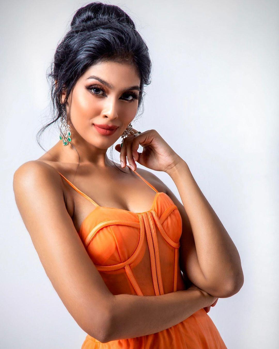 Lishalliny Kanaran năm nay 24 tuổi, cao 175 cm và là sinh viên kiến trúc tại Đại học Tunku Abdul Rahman (UTAR). Lishalliny Kanaran năm nay 24 tuổi, cao 175 cm và là sinh viên kiến trúc tại Đại học Tunku Abdul Rahman (UTAR).