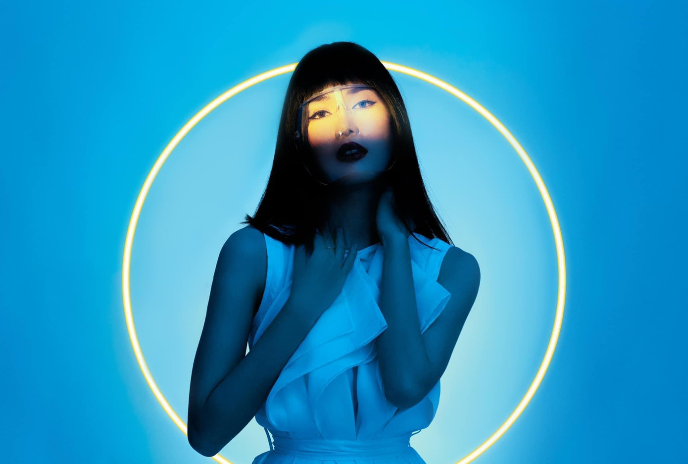 Bộ ảnh cũng là lời gửi gắm của một người trẻ đầy nhiệt huyết và tinh thần cống hiến như Á hậu Phương Anh trong những ngày cả nước quay cuồng với dịch bệnh.