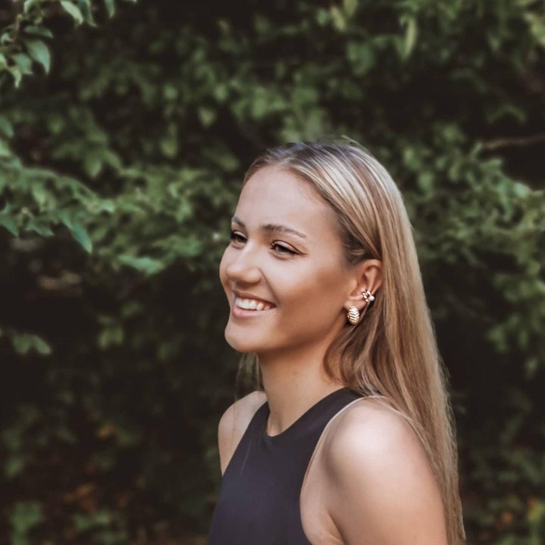 Người đẹp năm nay 21 tuổi và hiện đang là một vũ công chuyên nghiệp. Cô đồng thời cũng là một sinh viên ngành dược. Người đẹp năm nay 21 tuổi và hiện đang là một vũ công chuyên nghiệp. Cô đồng thời cũng là một sinh viên ngành dược.