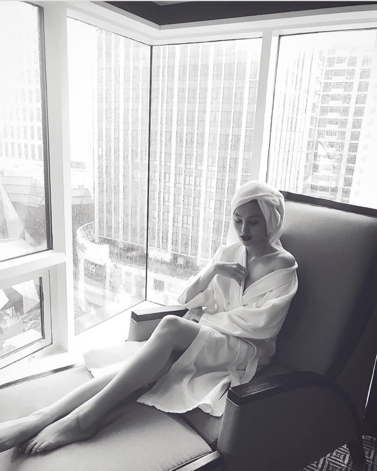 Mặc dù chỉ ở trong nhà nhưng Diễm Hương vẫn chăm chỉ luyện tập giữ dáng. Mặc dù chỉ ở trong nhà nhưng Diễm Hương vẫn chăm chỉ luyện tập giữ dáng.